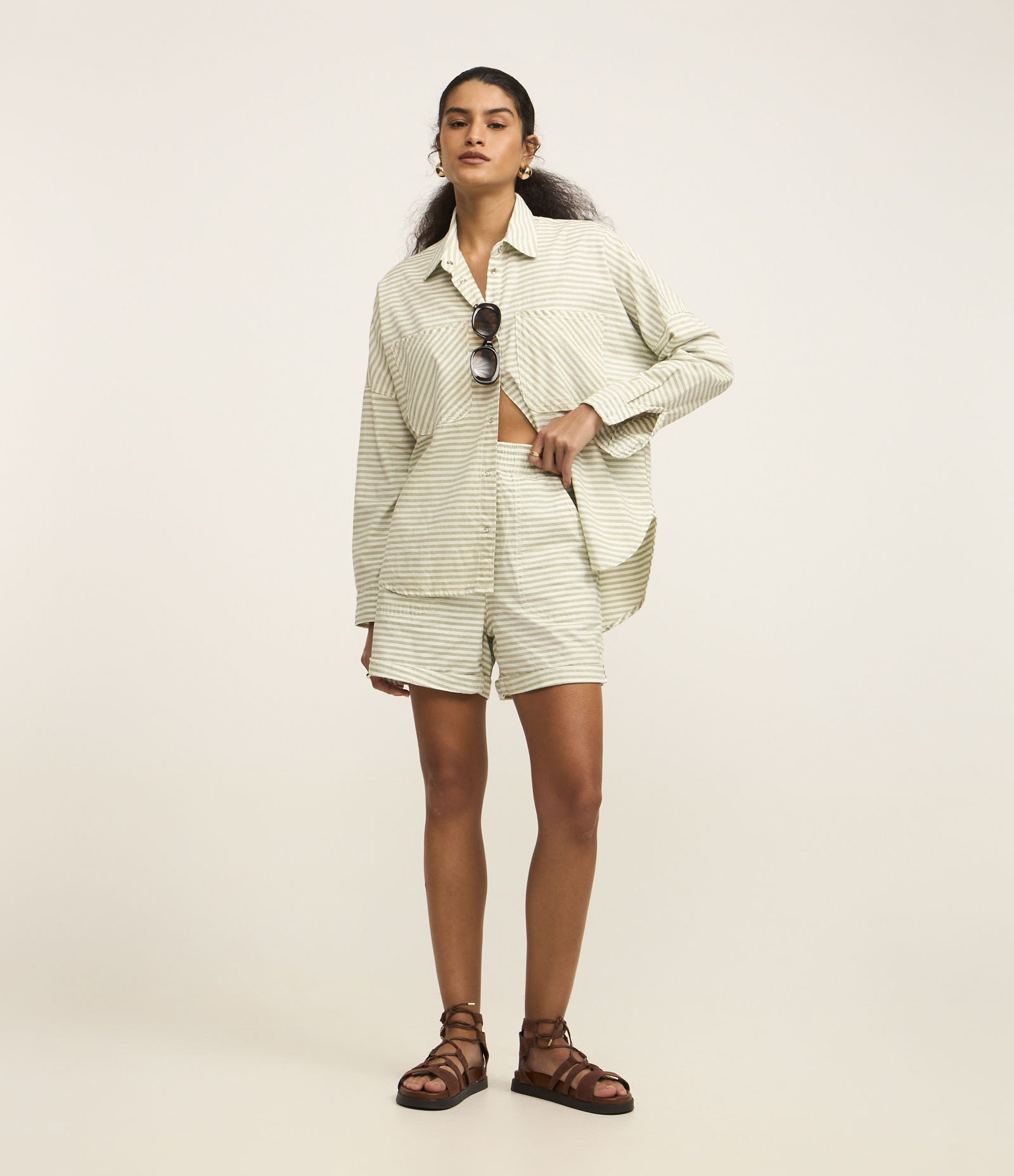 Short Runner em Sarja com Listras em Fio Tinto e Barra Dobrada Verde 1