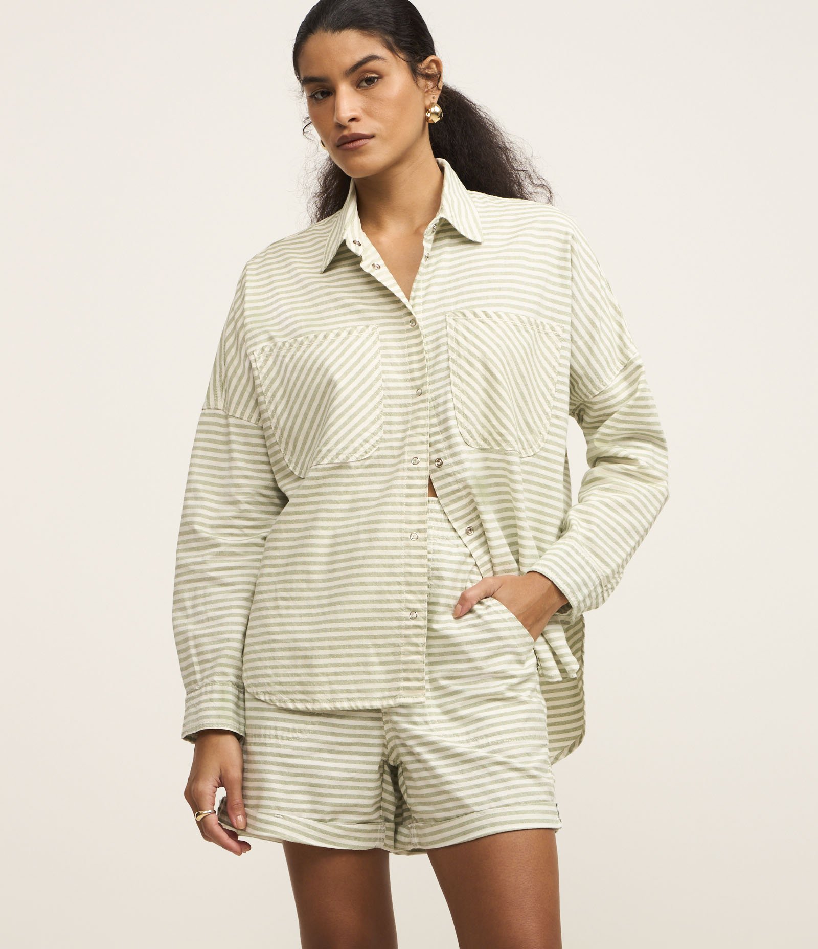 Short Runner em Sarja com Listras em Fio Tinto e Barra Dobrada Verde 2