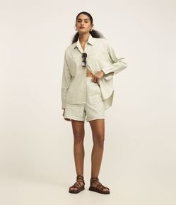 Short Runner em Sarja com Listras em Fio Tinto e Barra Dobrada