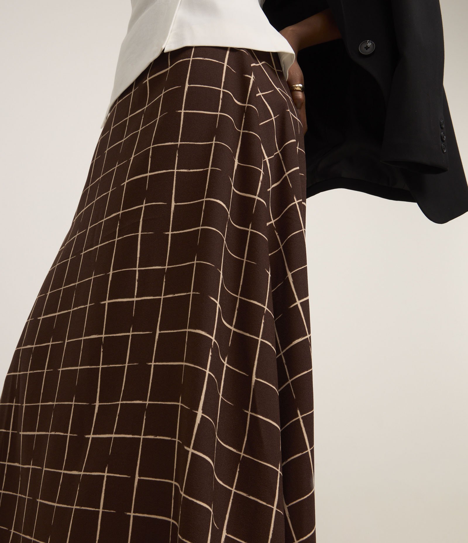 Saia Evasê Midi em Crepe com Estampa Xadrez Marrom 3