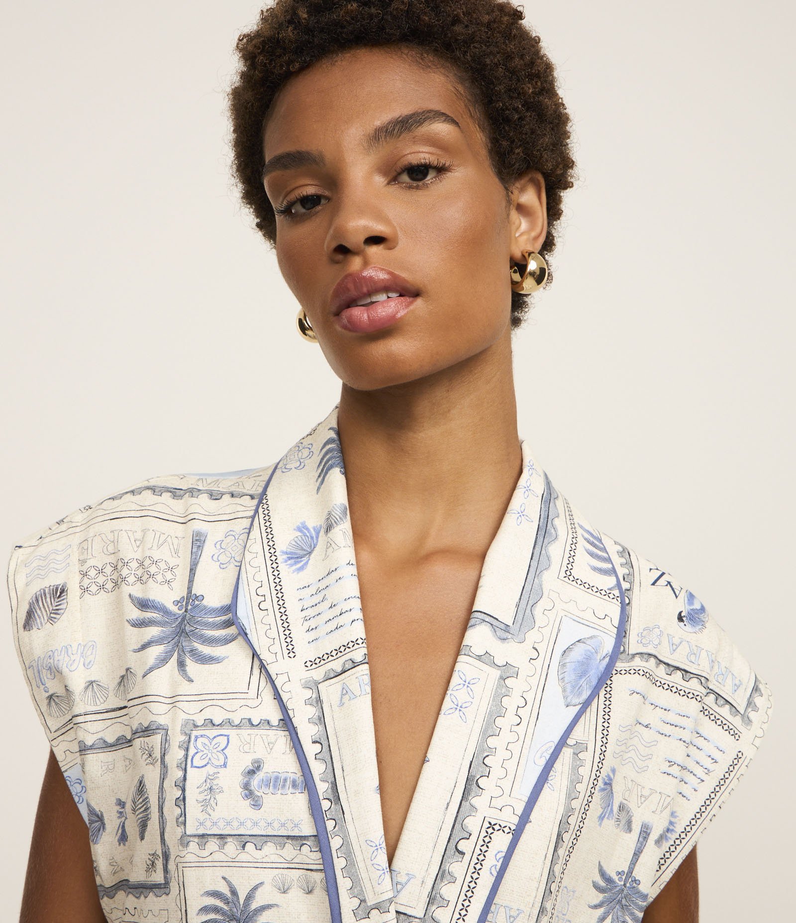 Macaquinho Tricoline Estampa de Coqueiros e Amarração na Cintura Branco/Azul 4