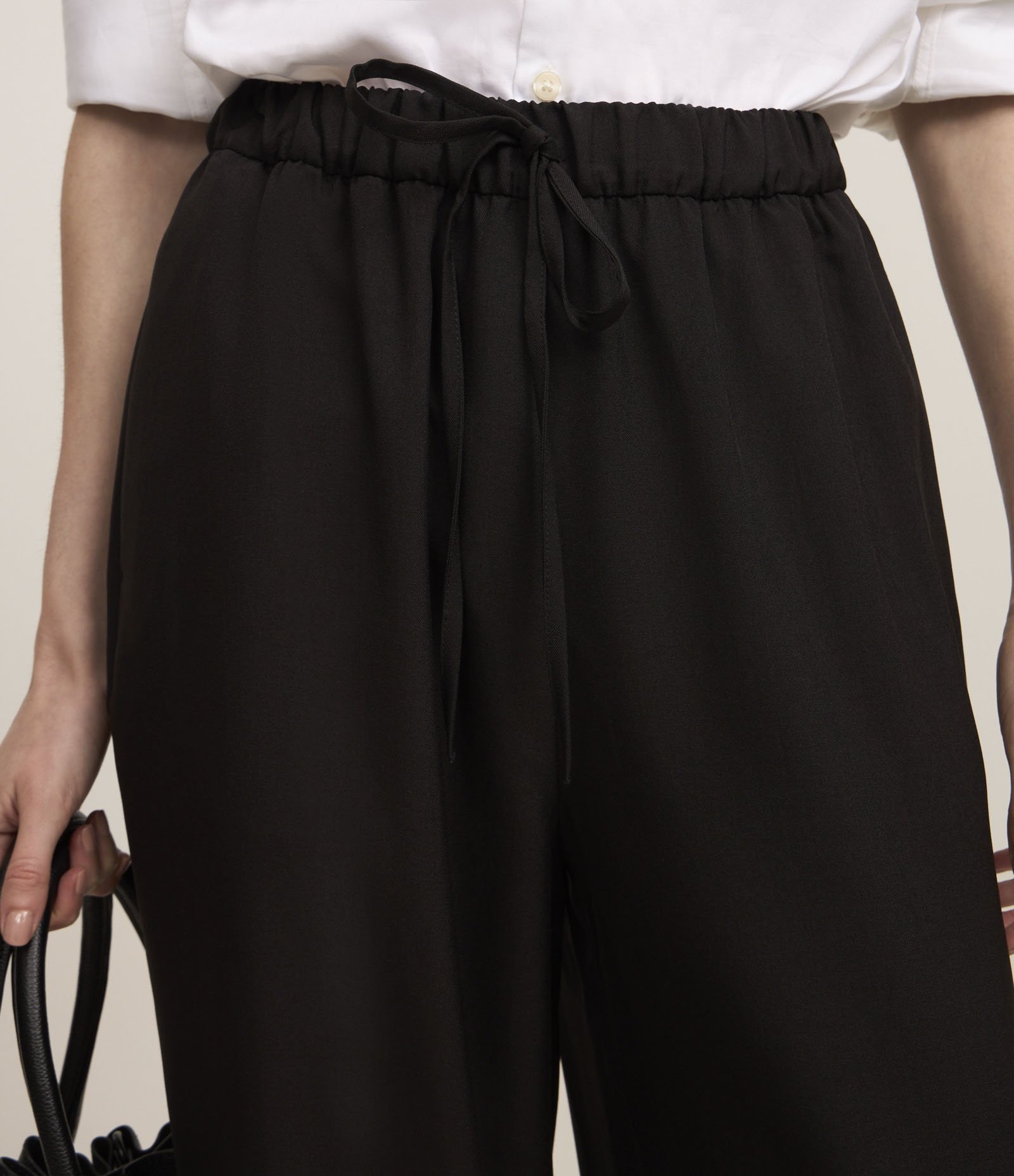 Calça Pantalona em Alfaiataria com Cós de Elástico e Amarração Preto 4