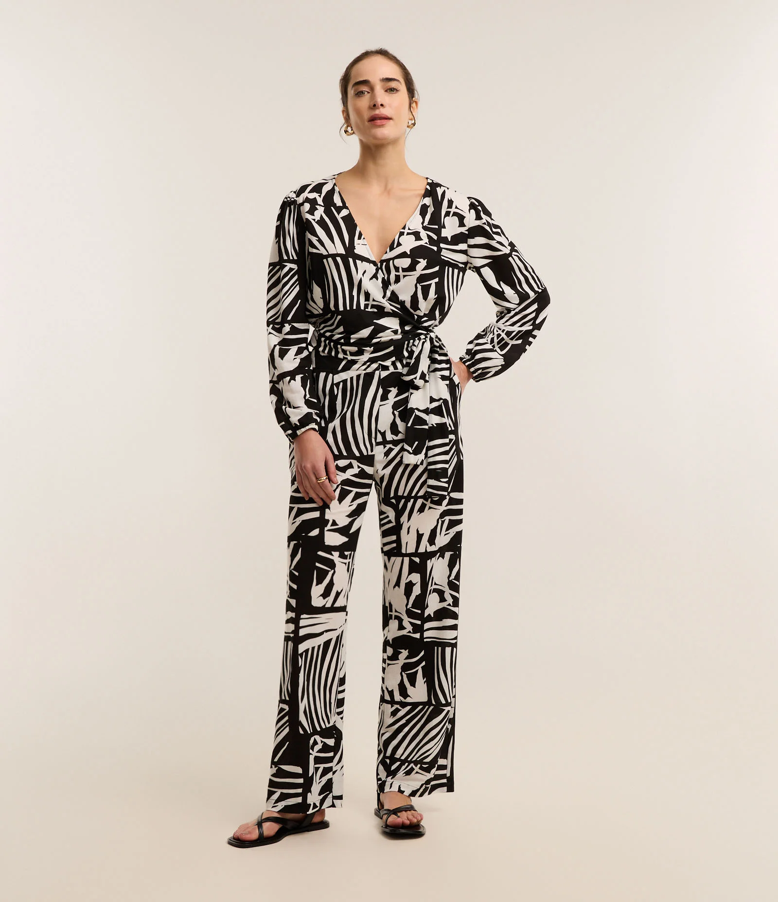 Calça Reta em Piquet com Amarração e Estampa Folhagem Preto 1