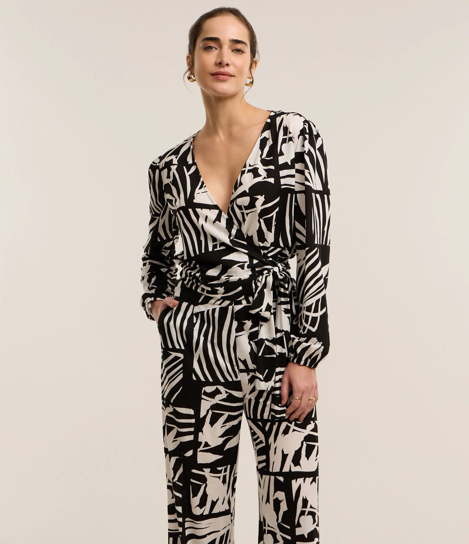 Calça Reta em Piquet com Amarração e Estampa Folhagem Preto 2