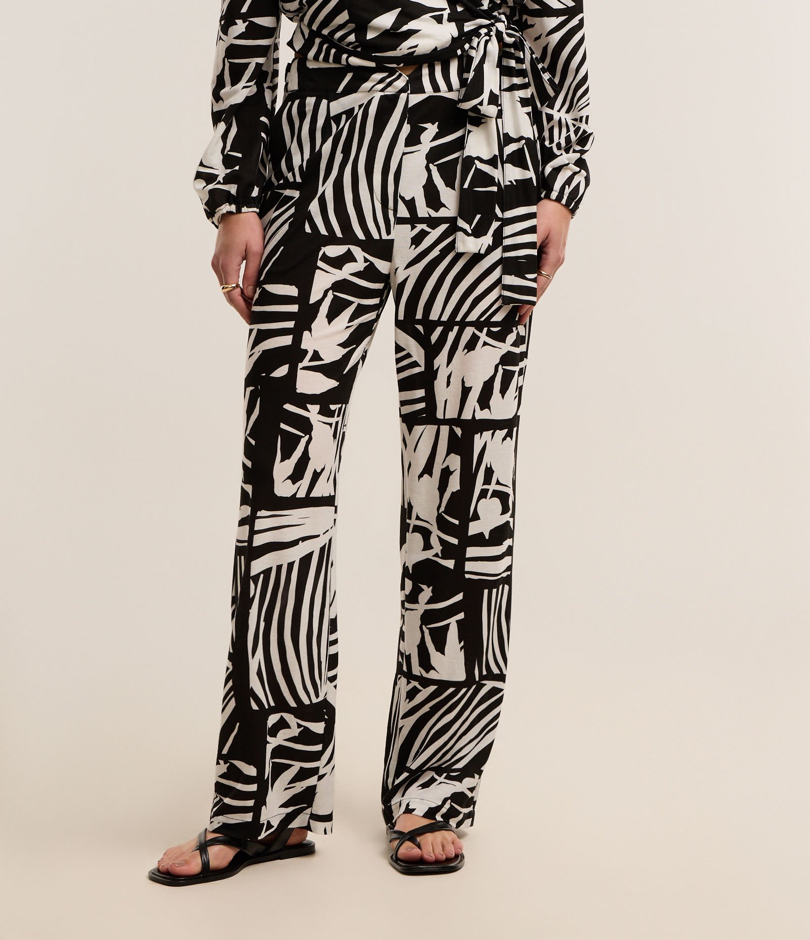 Calça Reta em Piquet com Amarração e Estampa Folhagem Preto 3