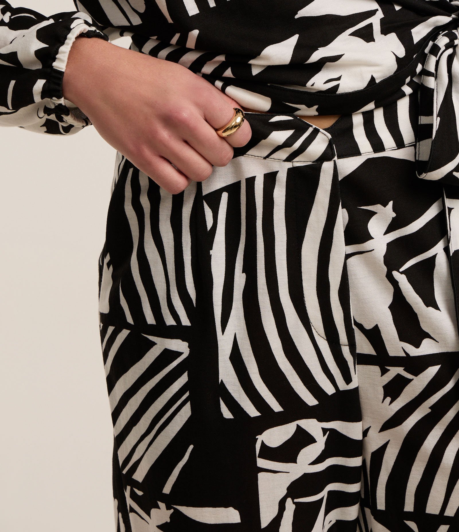 Calça Reta em Piquet com Amarração e Estampa Folhagem Preto 4