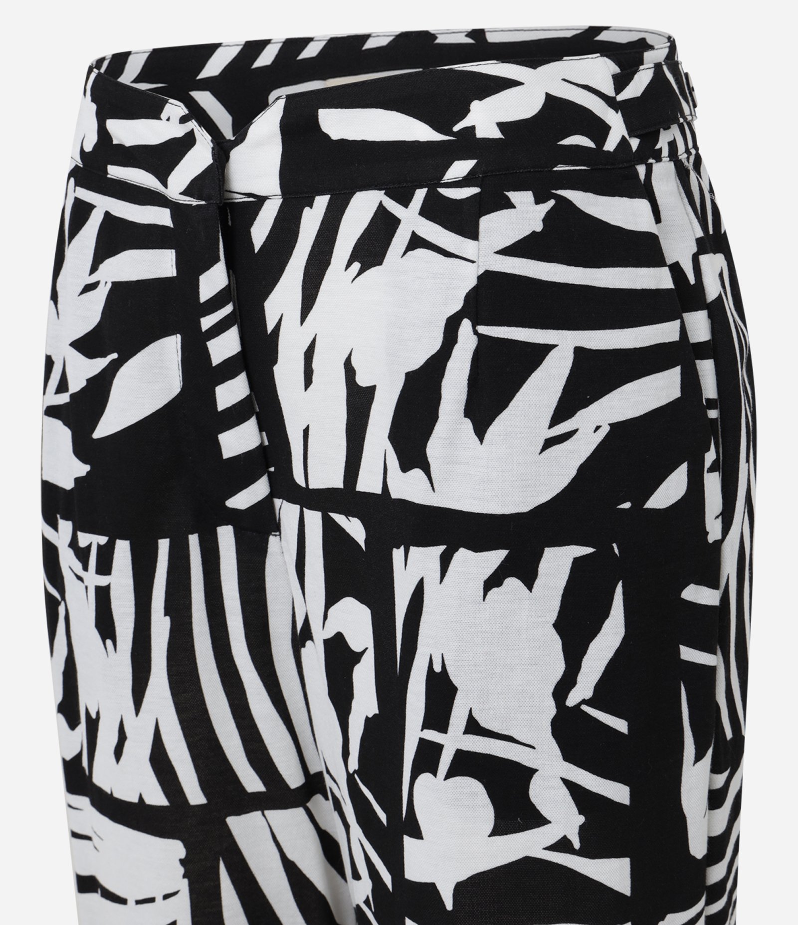 Calça Reta em Piquet com Amarração e Estampa Folhagem Preto 7