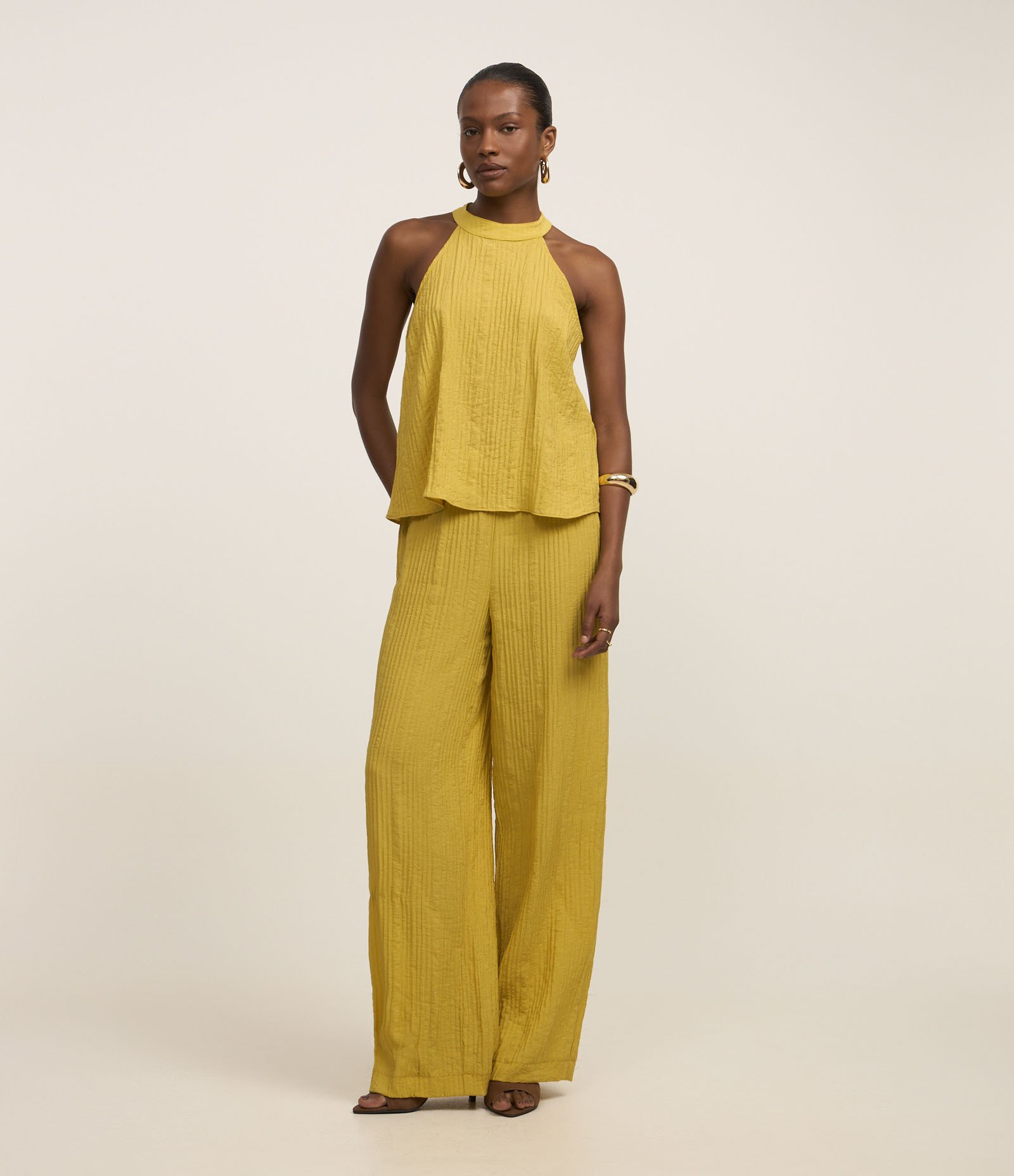 Calça Pantalona Texturizada com Cós Elástico e Amarração Verde 1