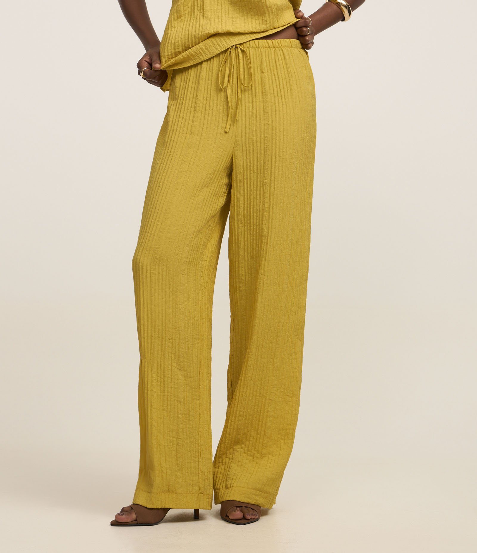 Calça Pantalona Texturizada com Cós Elástico e Amarração Verde 3