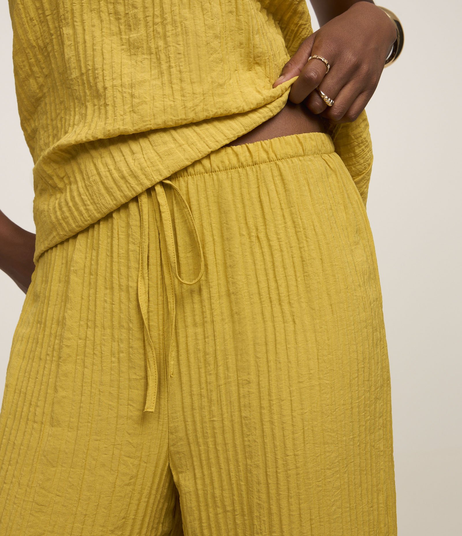 Calça Pantalona Texturizada com Cós Elástico e Amarração Verde 4