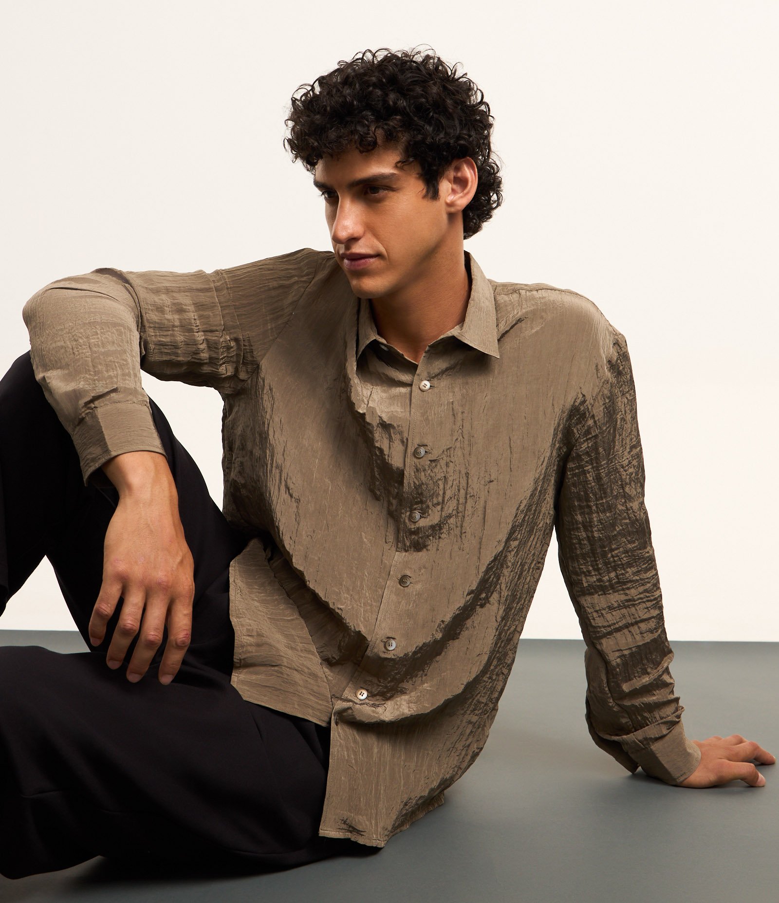 Camisa Acetinada com Efeito Amassado Verde 4