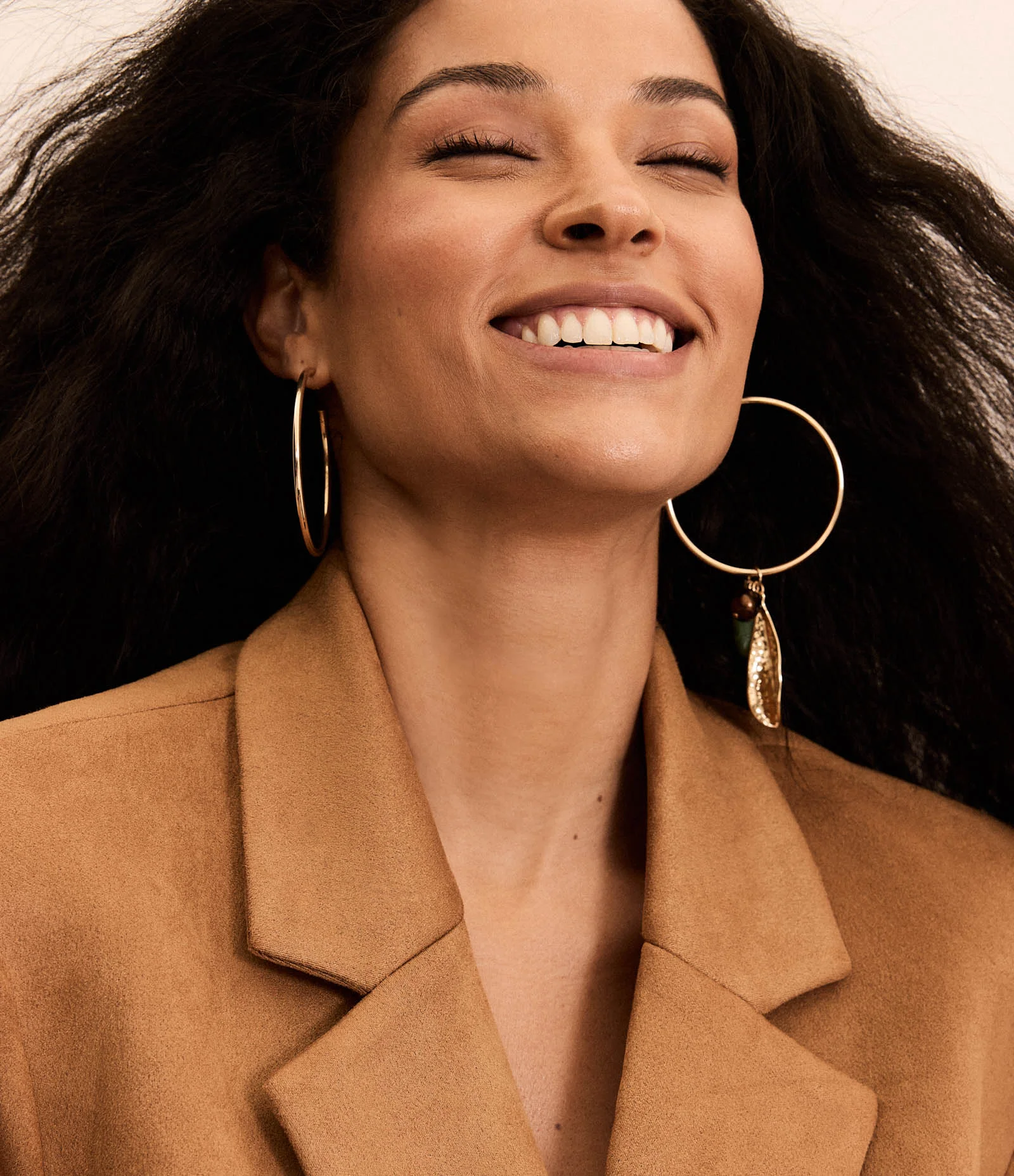 Blazer Alongado em Suedine com Bolsos e Botões Marrom 2