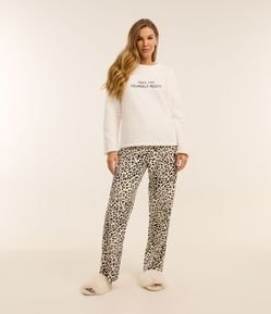 Pijama Longo em Sherpa Estampado Oncinha e Bordado