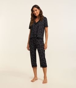 Pijama Capri em Poliamida com Detalhes Rendados e Estampa Oncinha
