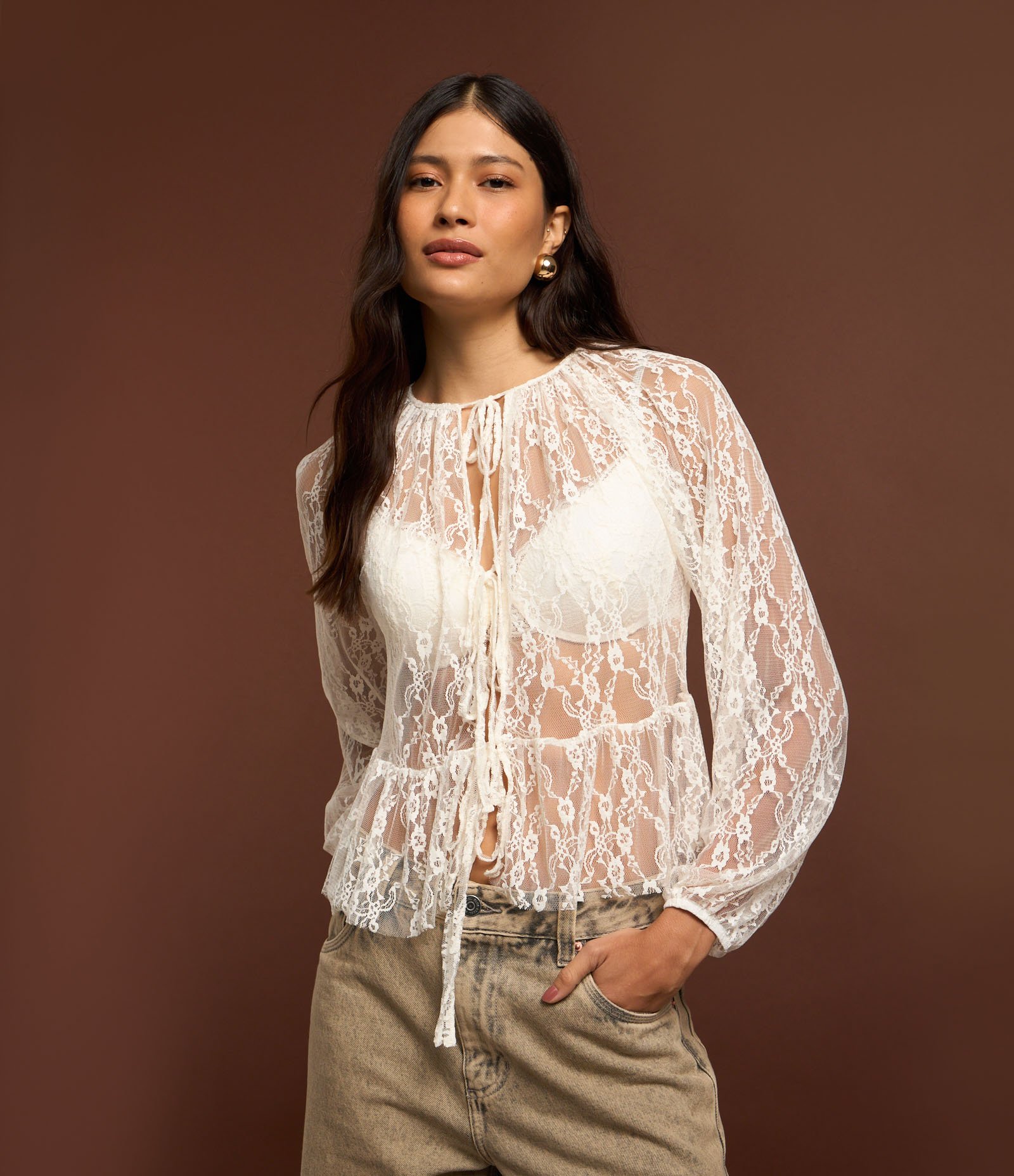 Blusa Bata em Renda com Amarração Frontal Branco 4