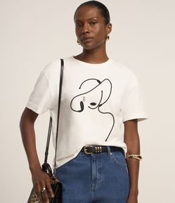 Camiseta em Algodão com Bordado de Mulher com Chapéu