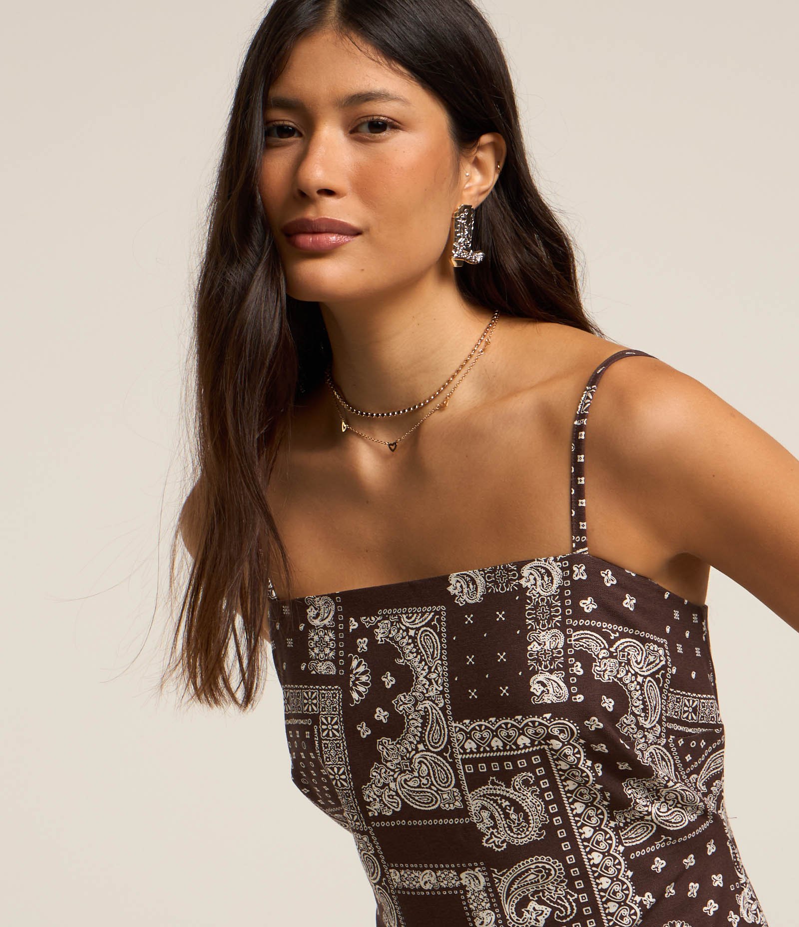 Vestido Curto em Viscolinho com Estampa Lenço Marrom 3