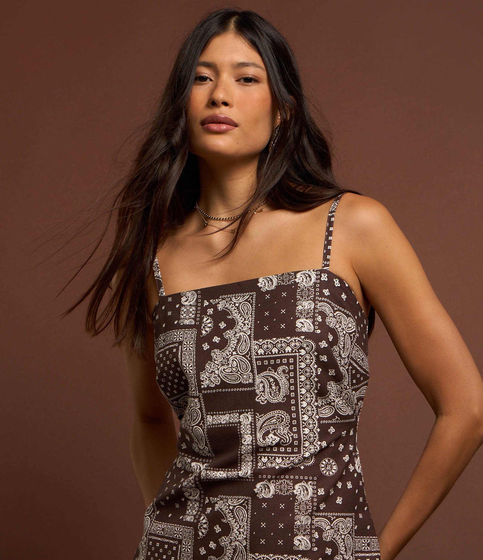 Vestido Curto em Viscolinho com Estampa Lenço Marrom 5