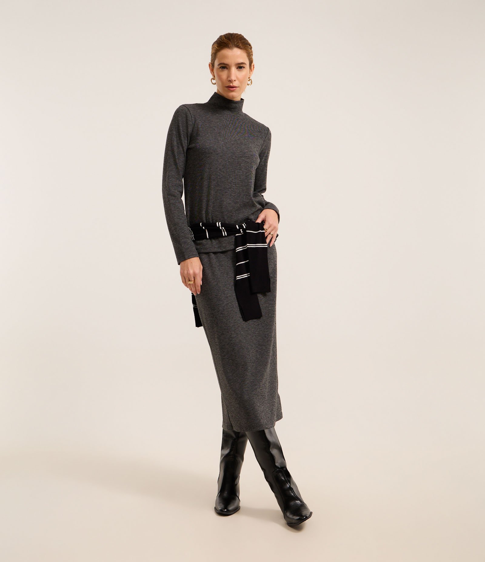 Saia Reta Midi com Malha Brushed com Elástico na Cintura Cinza Escuro 1