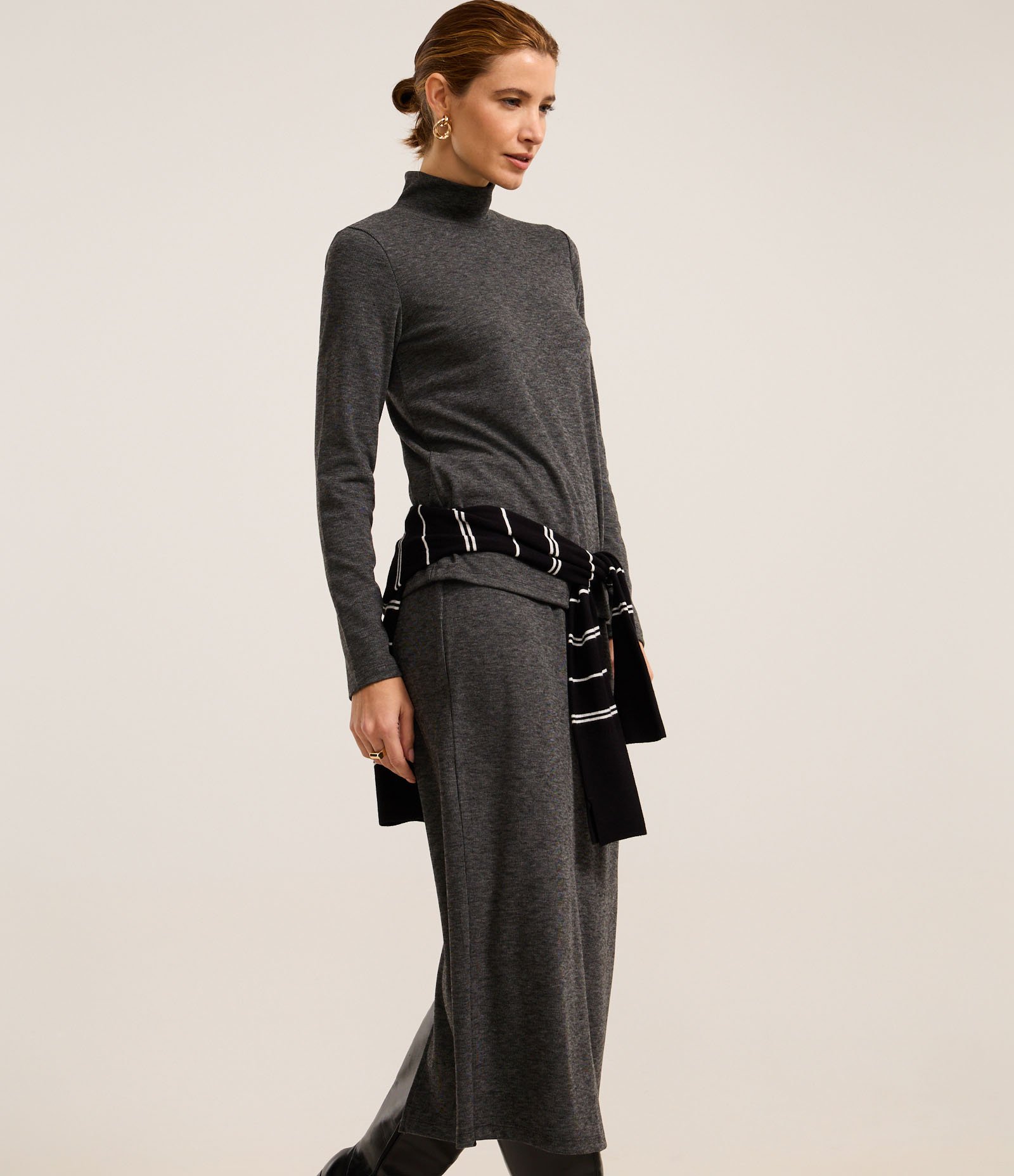 Saia Reta Midi com Malha Brushed com Elástico na Cintura Cinza Escuro 2