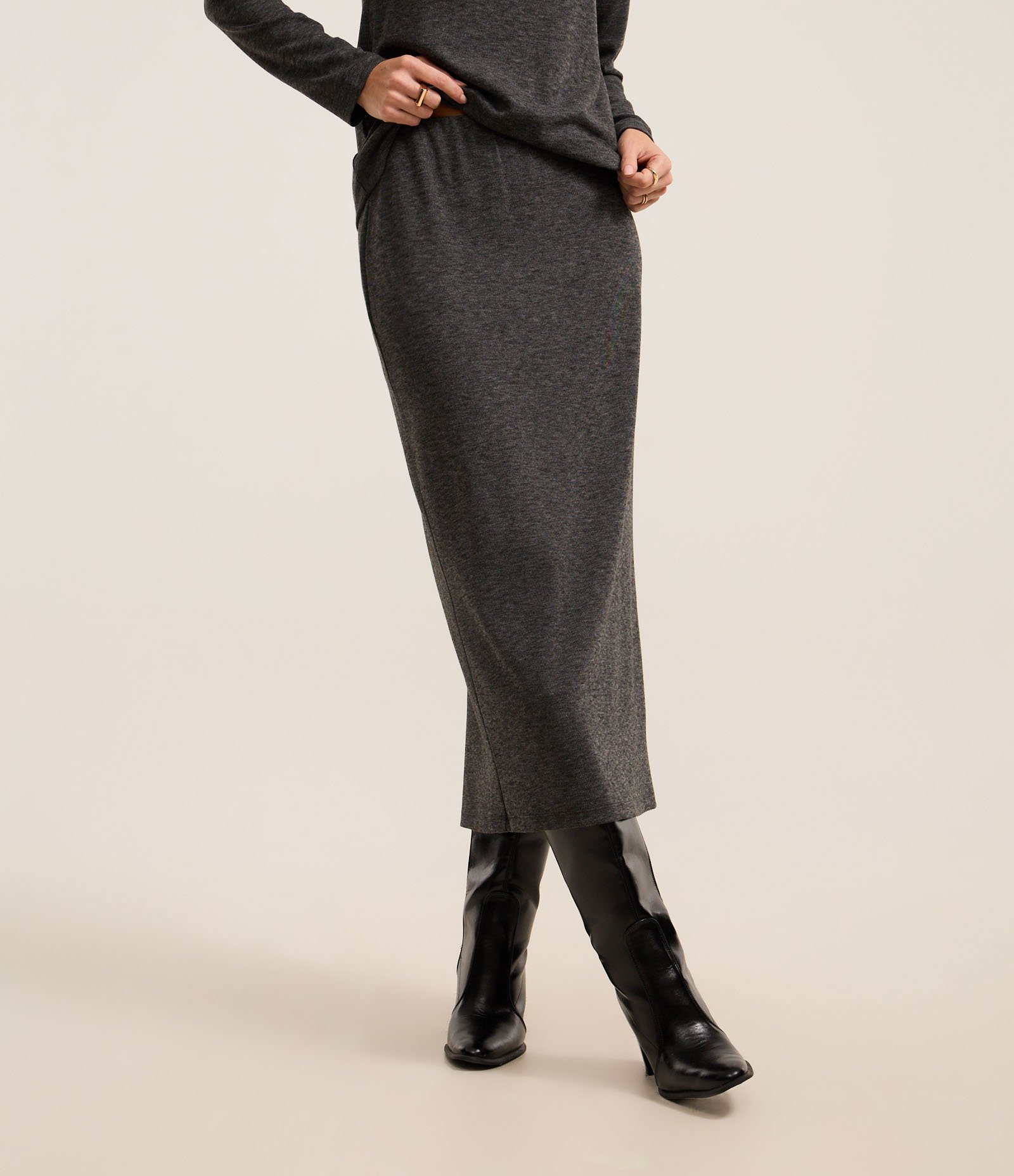 Saia Reta Midi com Malha Brushed com Elástico na Cintura Cinza Escuro 3