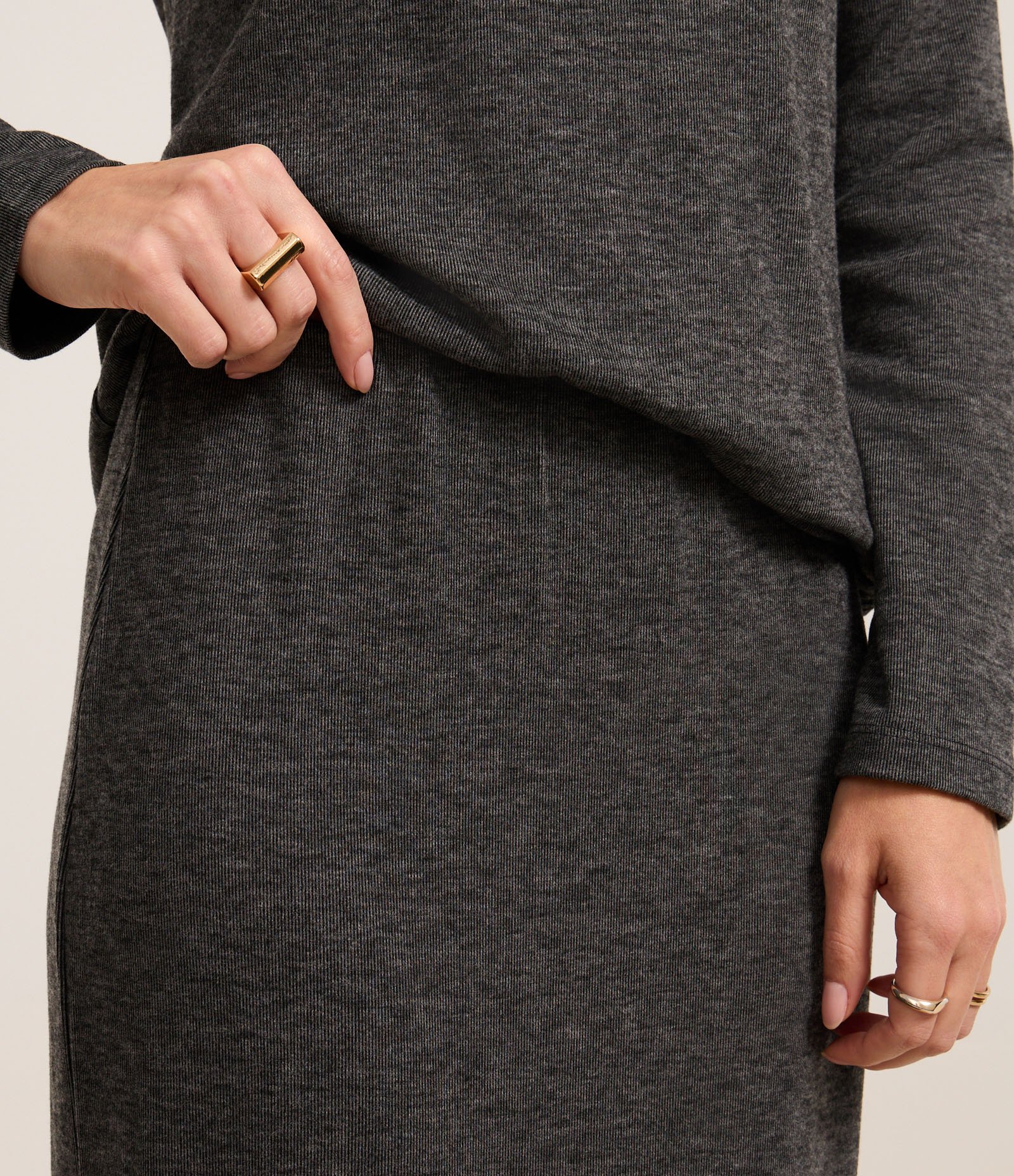 Saia Reta Midi com Malha Brushed com Elástico na Cintura Cinza Escuro 4