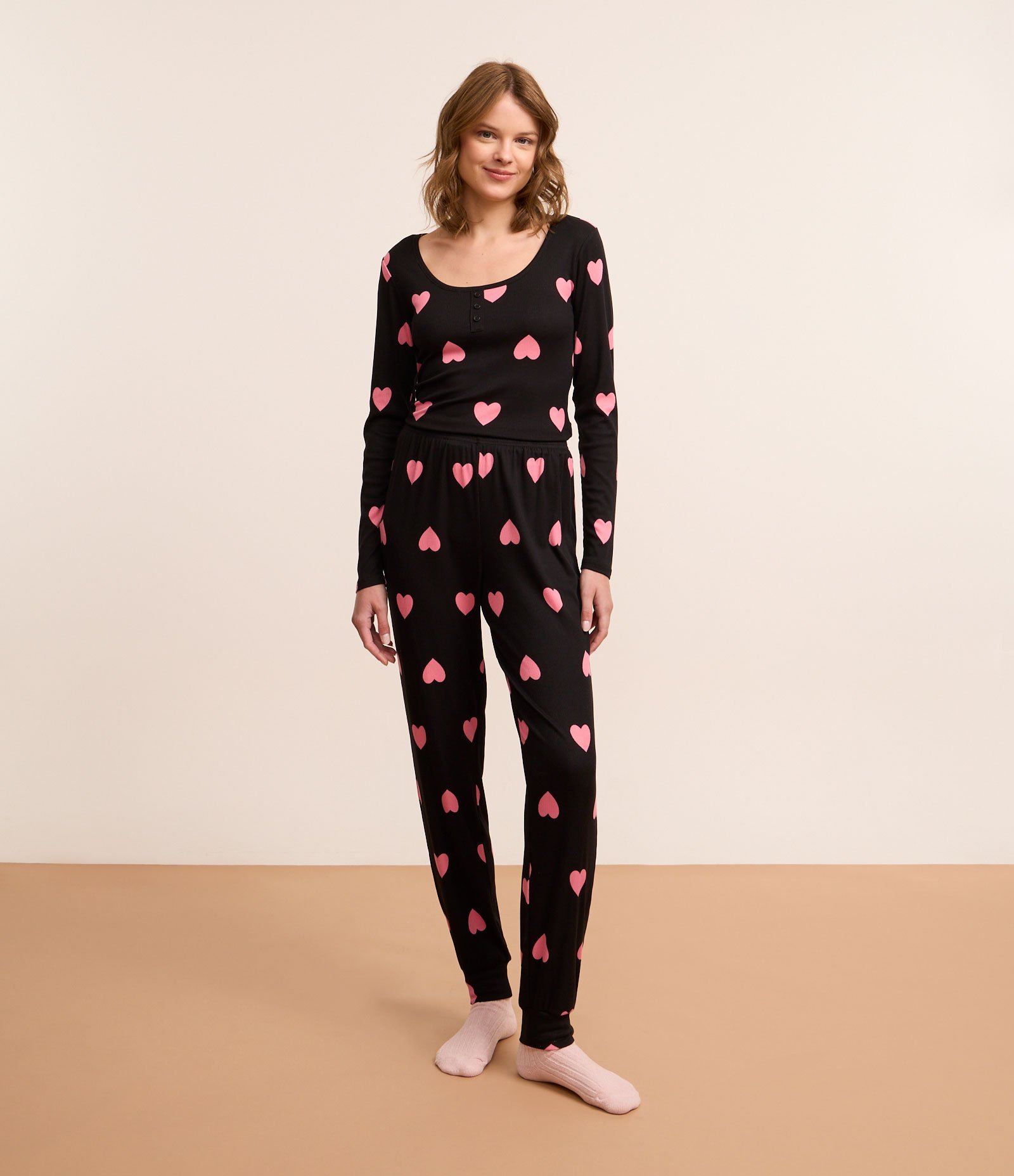 Pijama Longo em Ribana com Estampa de Corações e Botões na Gola Preto 2
