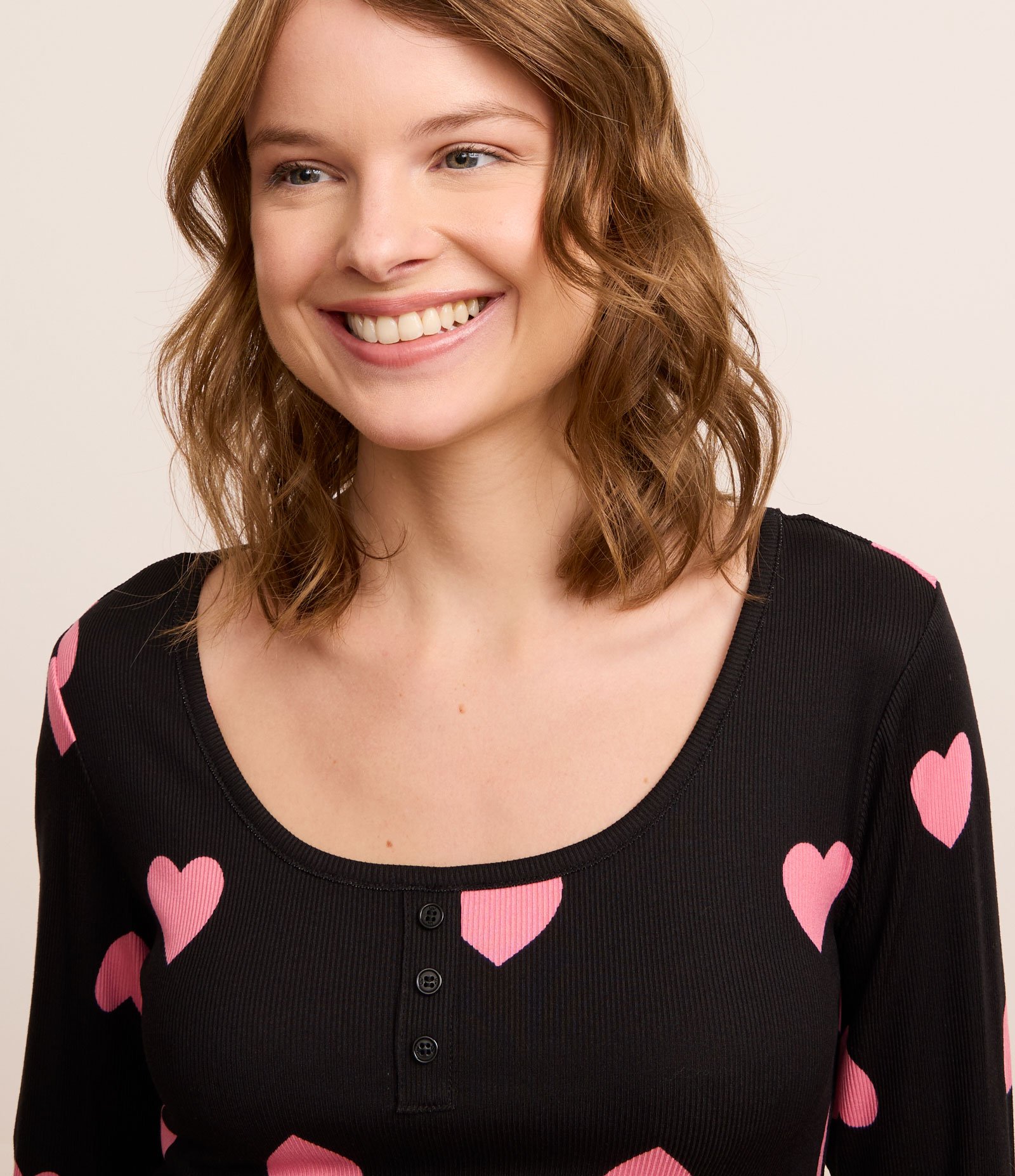 Pijama Longo em Ribana com Estampa de Corações e Botões na Gola Preto 3