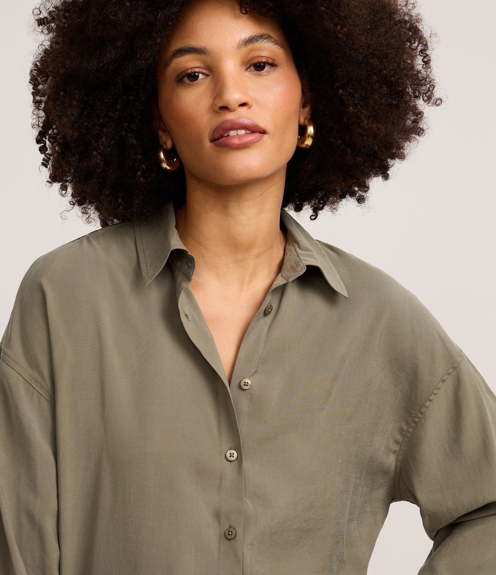 Camisa Ampla em Cupro com Abotoamento Verde 3