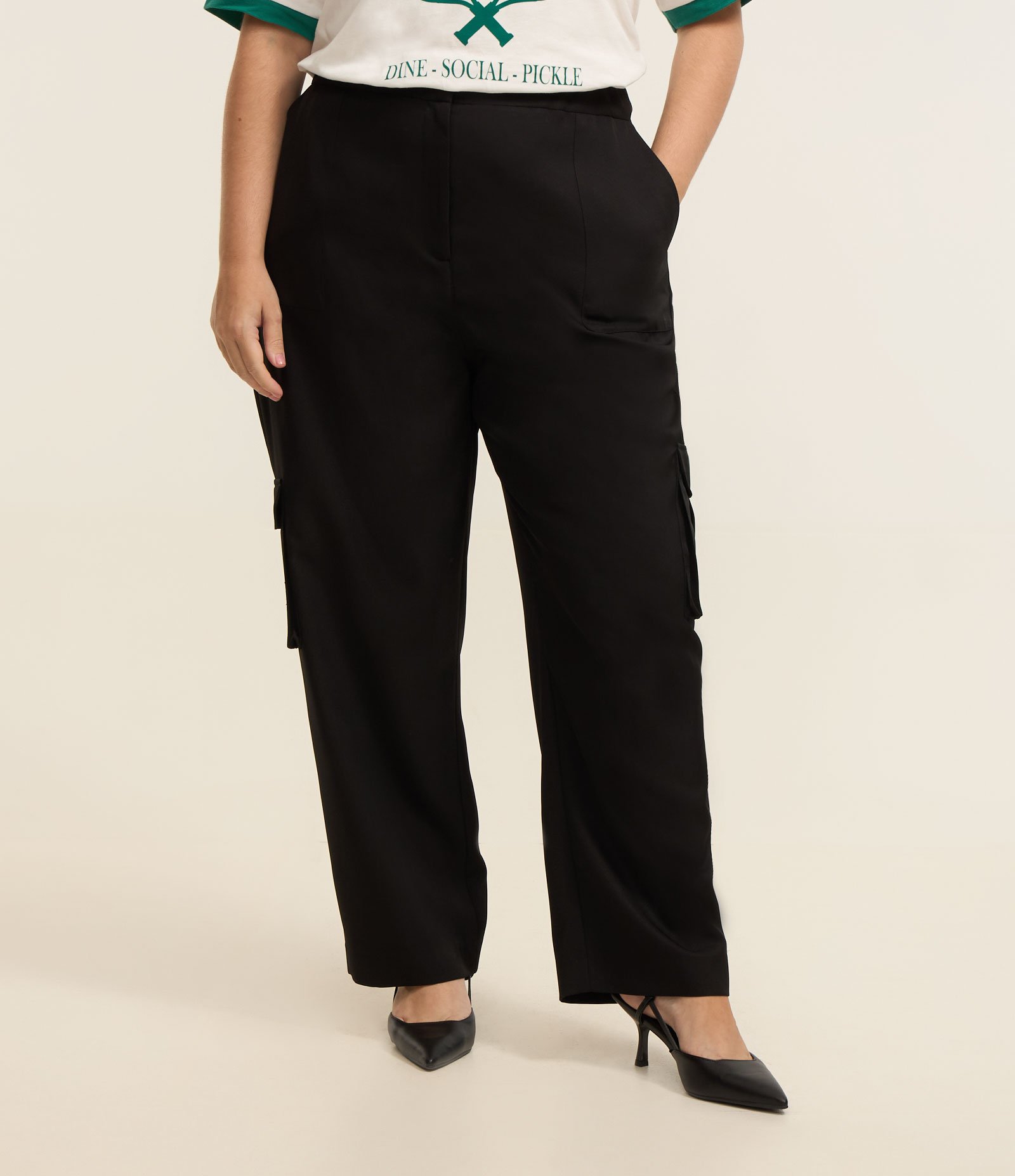 Calça Reta Alfaiataria com Bolso Cargo Curve & Plus Size Preto 2
