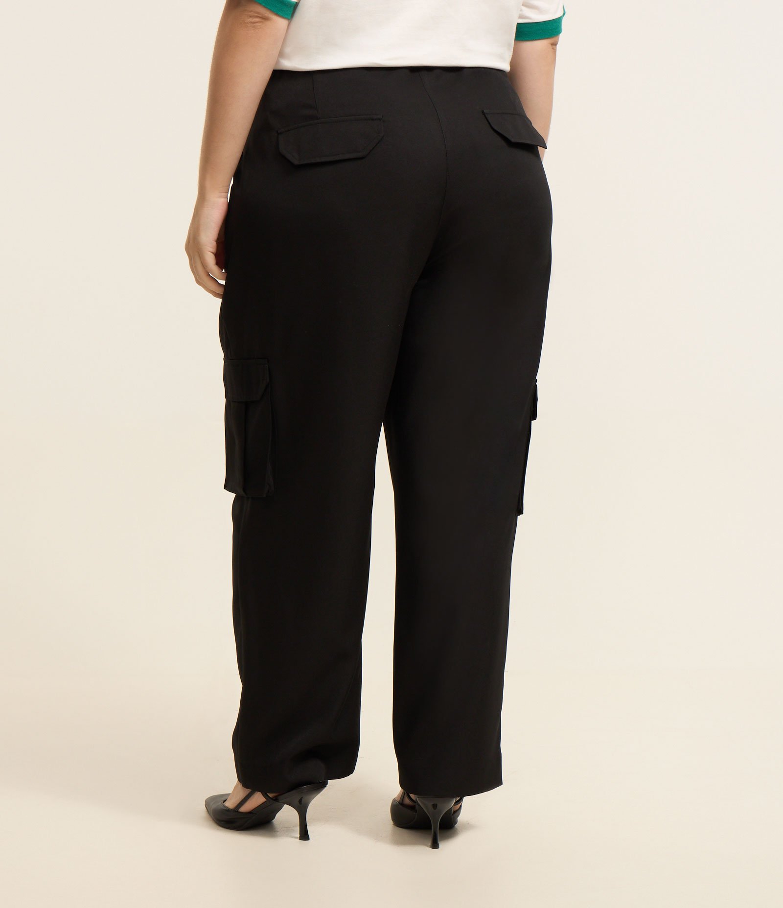 Calça Reta Alfaiataria com Bolso Cargo Curve & Plus Size Preto 3