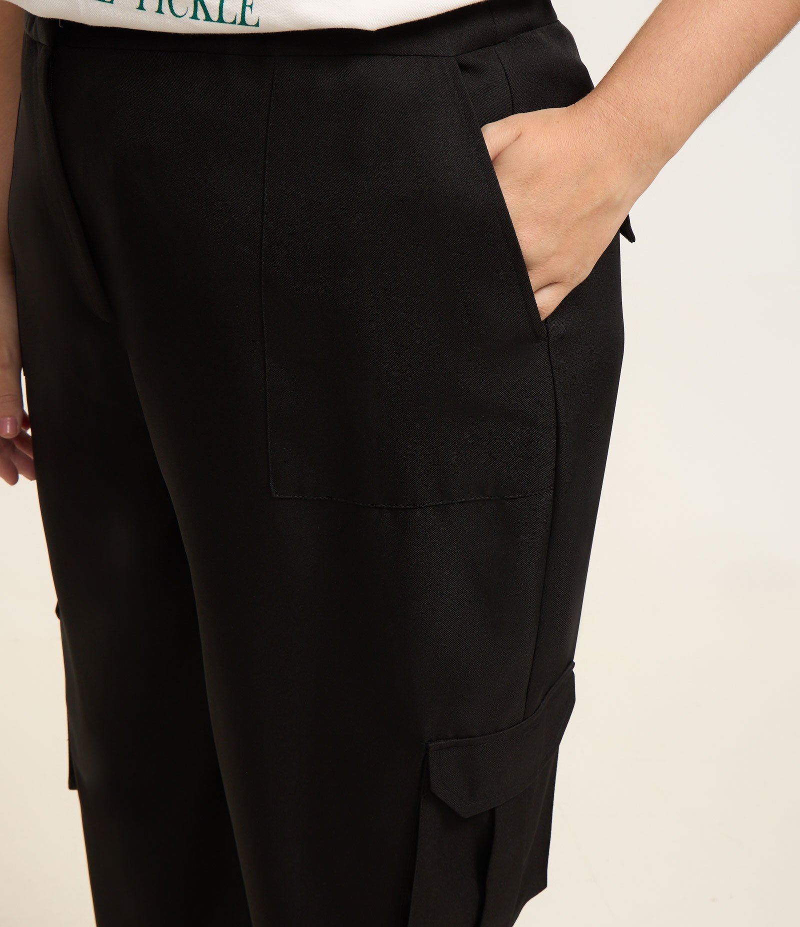 Calça Reta Alfaiataria com Bolso Cargo Curve & Plus Size Preto 4