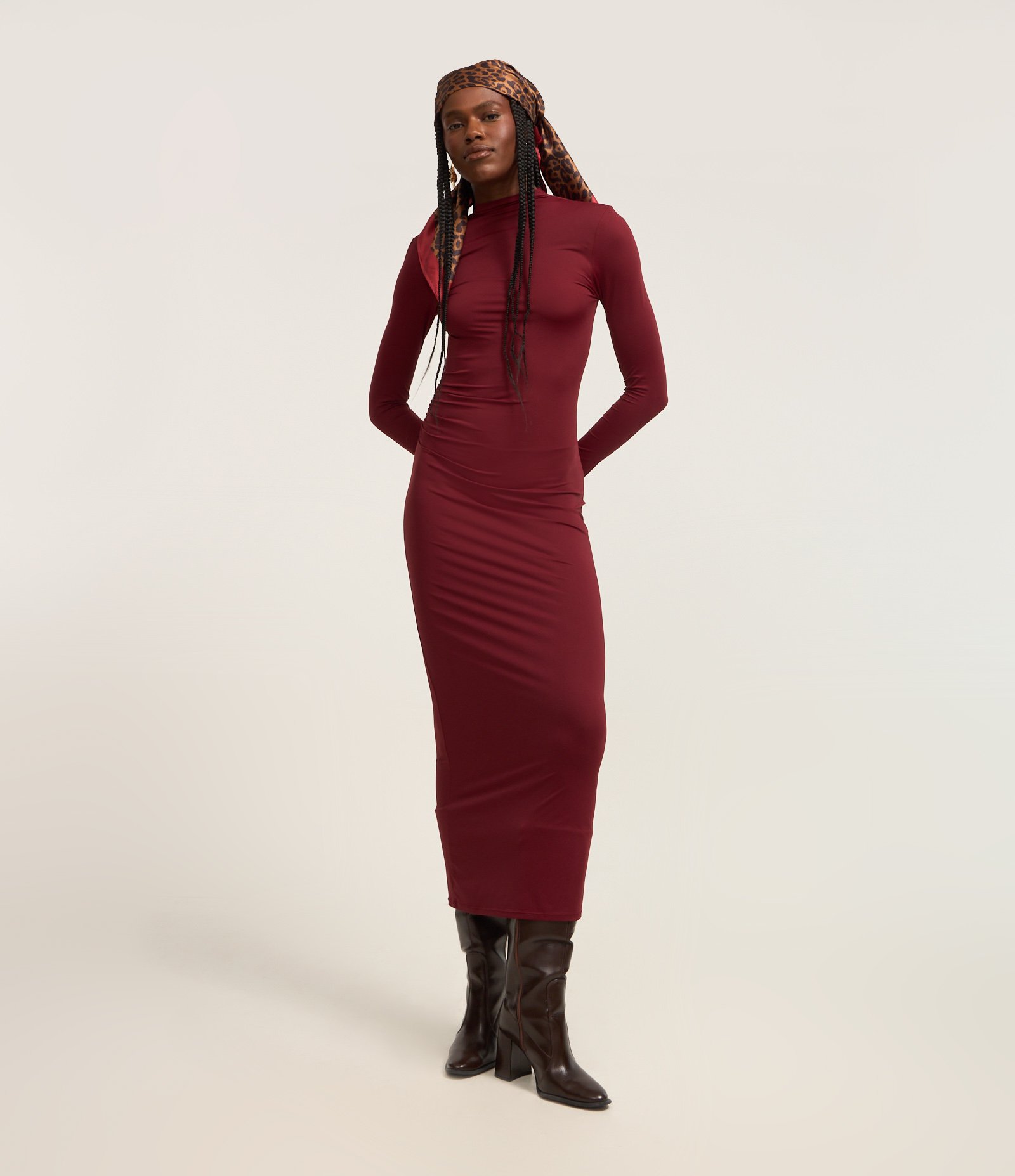 Vestido New Midi com Golinha Alta e Ombreiras Bordô 1