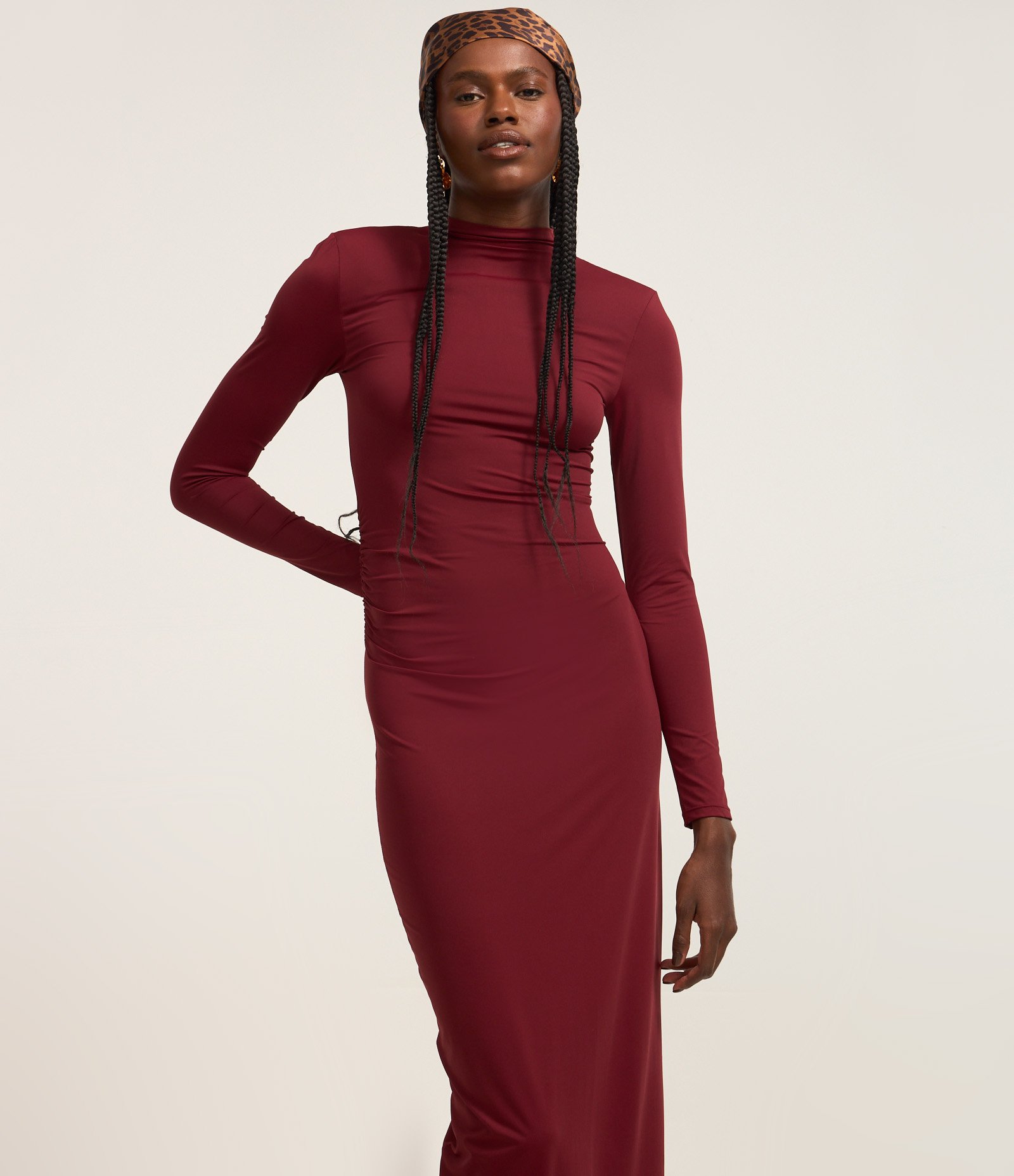 Vestido New Midi com Golinha Alta e Ombreiras Bordô 2