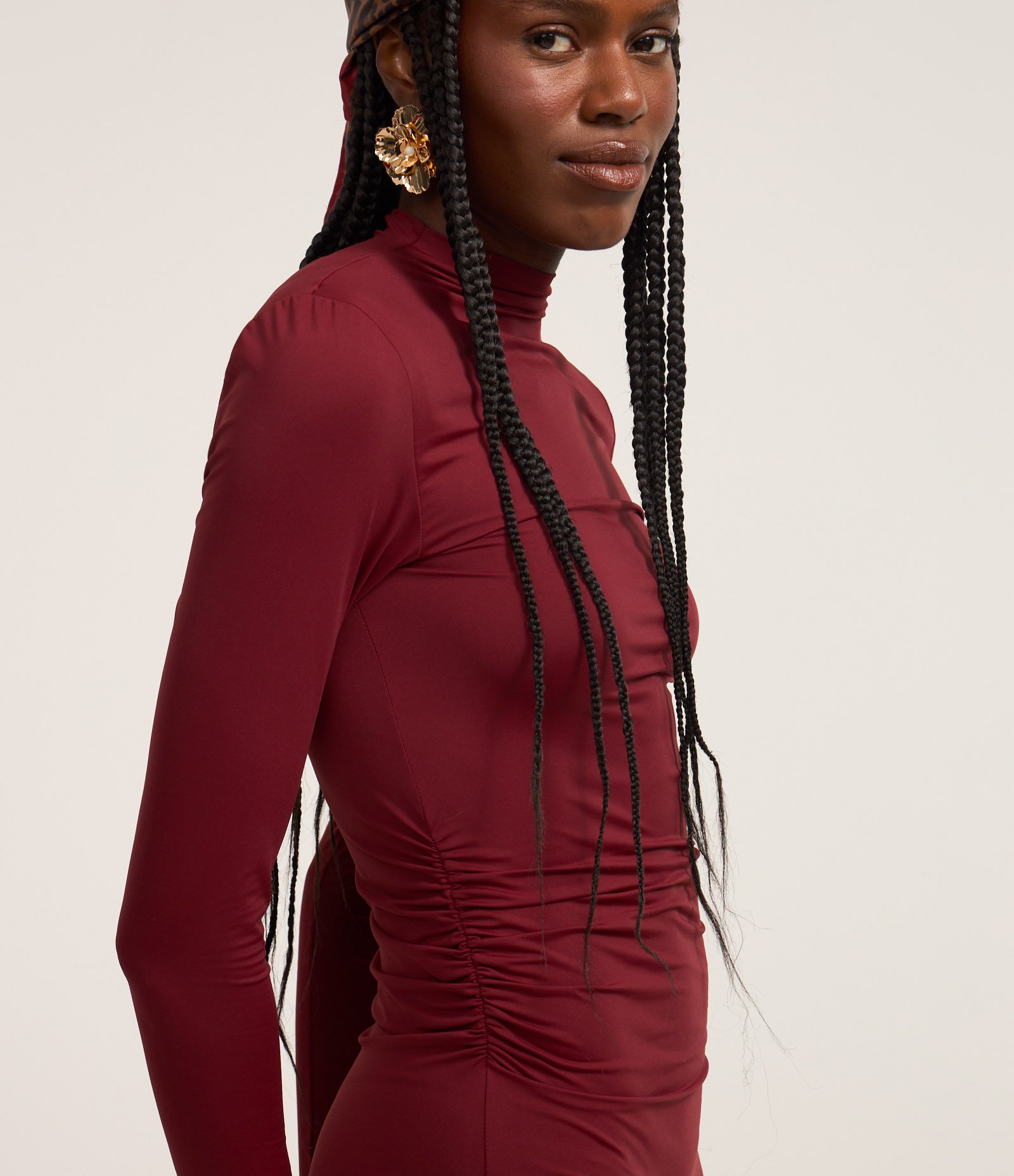 Vestido New Midi com Golinha Alta e Ombreiras Bordô 3