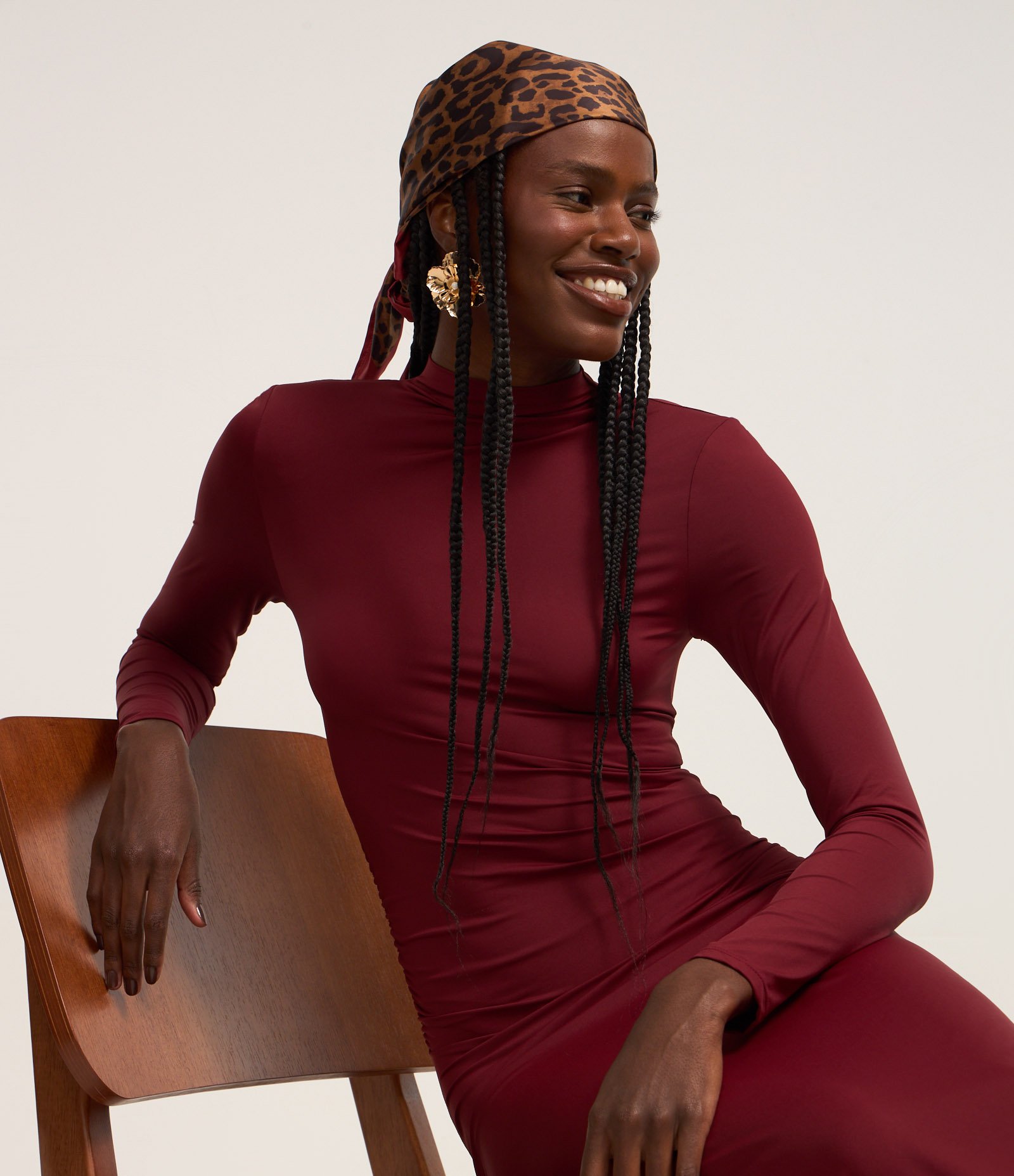 Vestido New Midi com Golinha Alta e Ombreiras Bordô 4