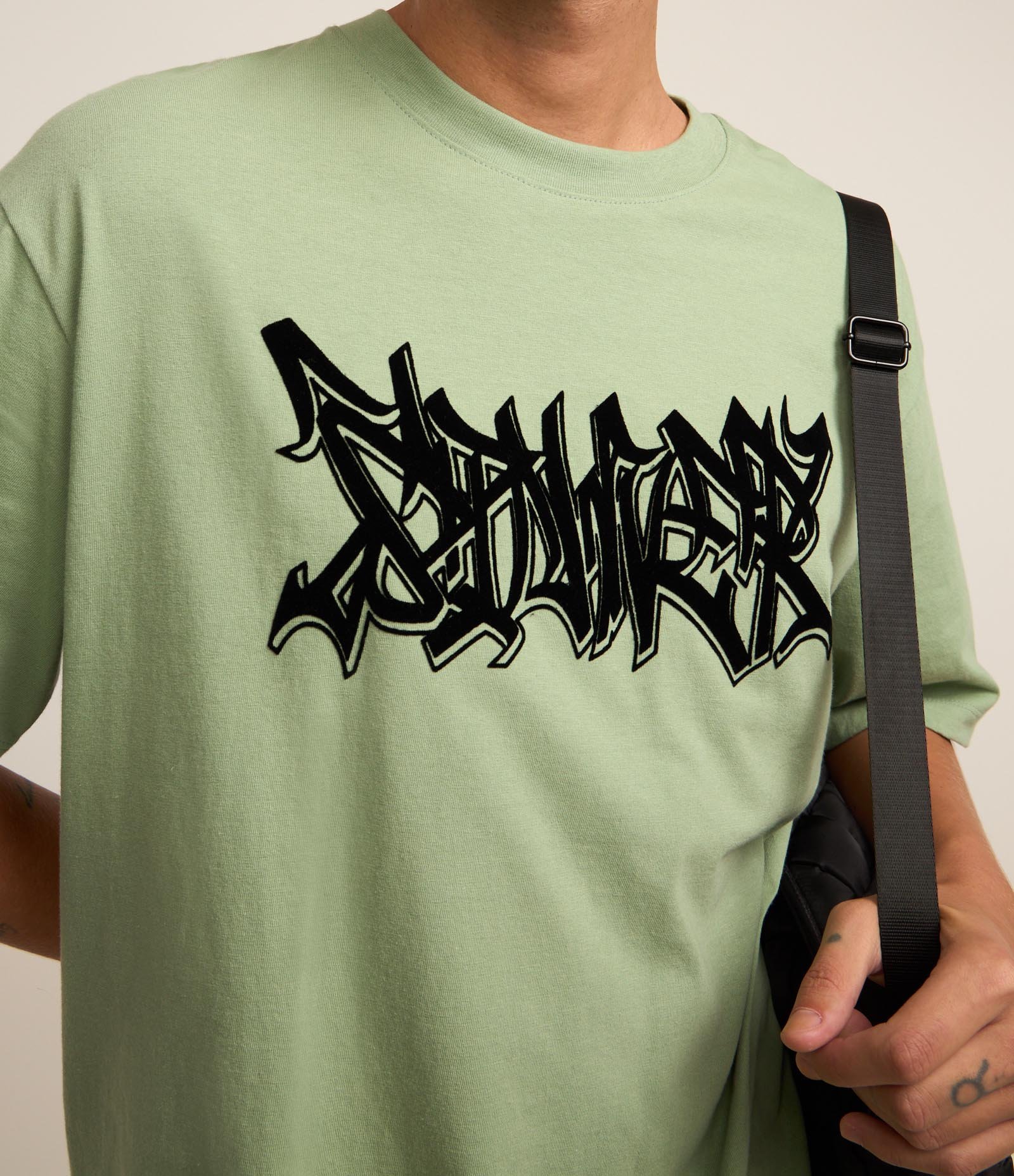 Camiseta Boxy em Malhão com Estampa Lettering Grafitti Verde 3