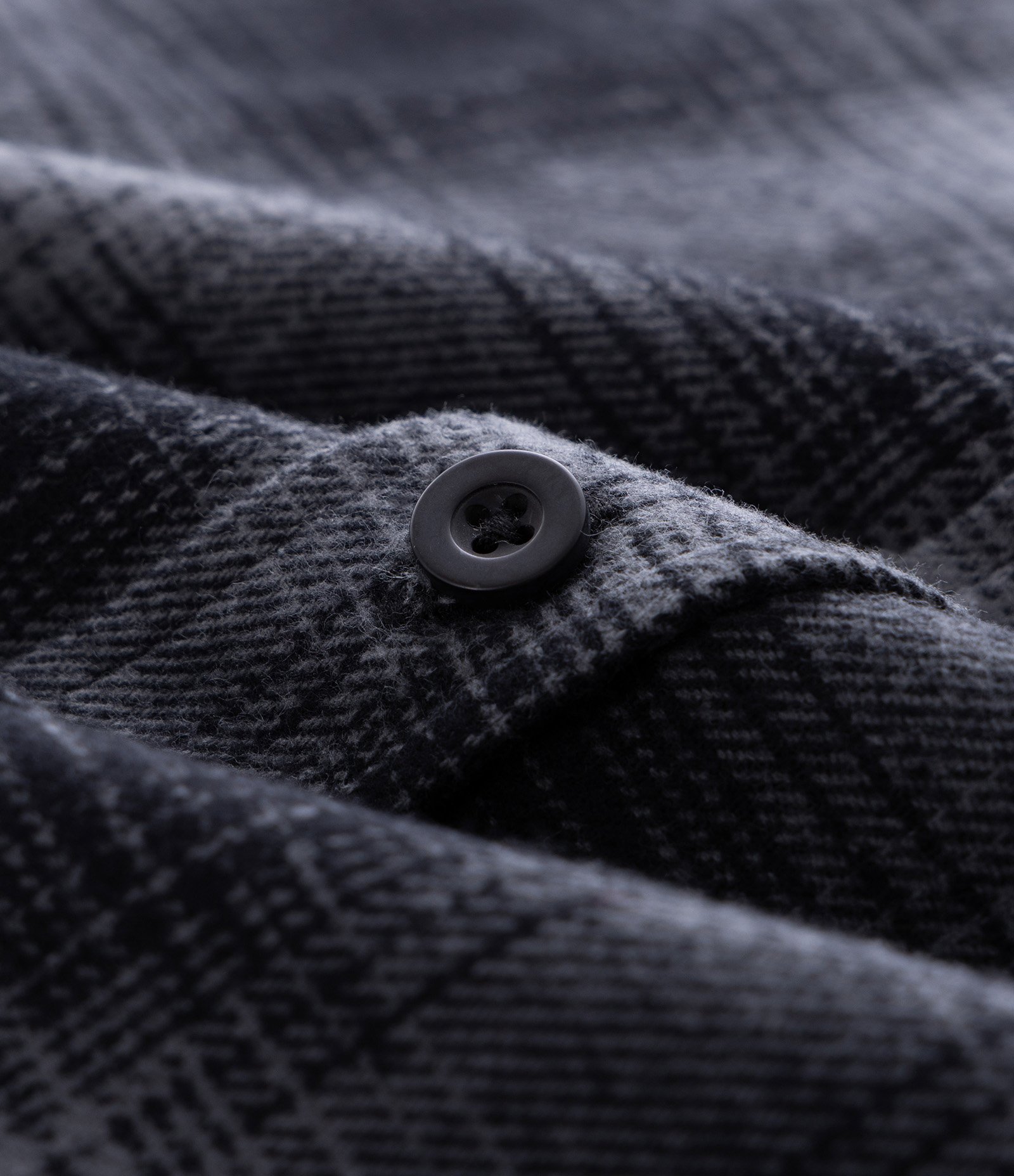 Camisa Comfort em Flanela Com Capuz Estampa Xadrez Preto 10