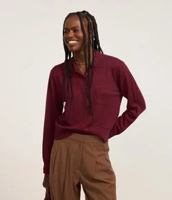 Blusa em Tricô com Abotoamento e Bolsinho Solo