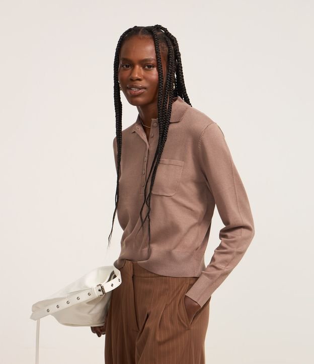 Blusa em Tricô com Abotoamento e Bolsinho Solo