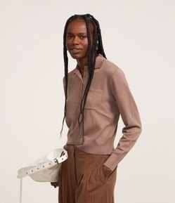 Blusa em Tricô com Abotoamento e Bolsinho Solo