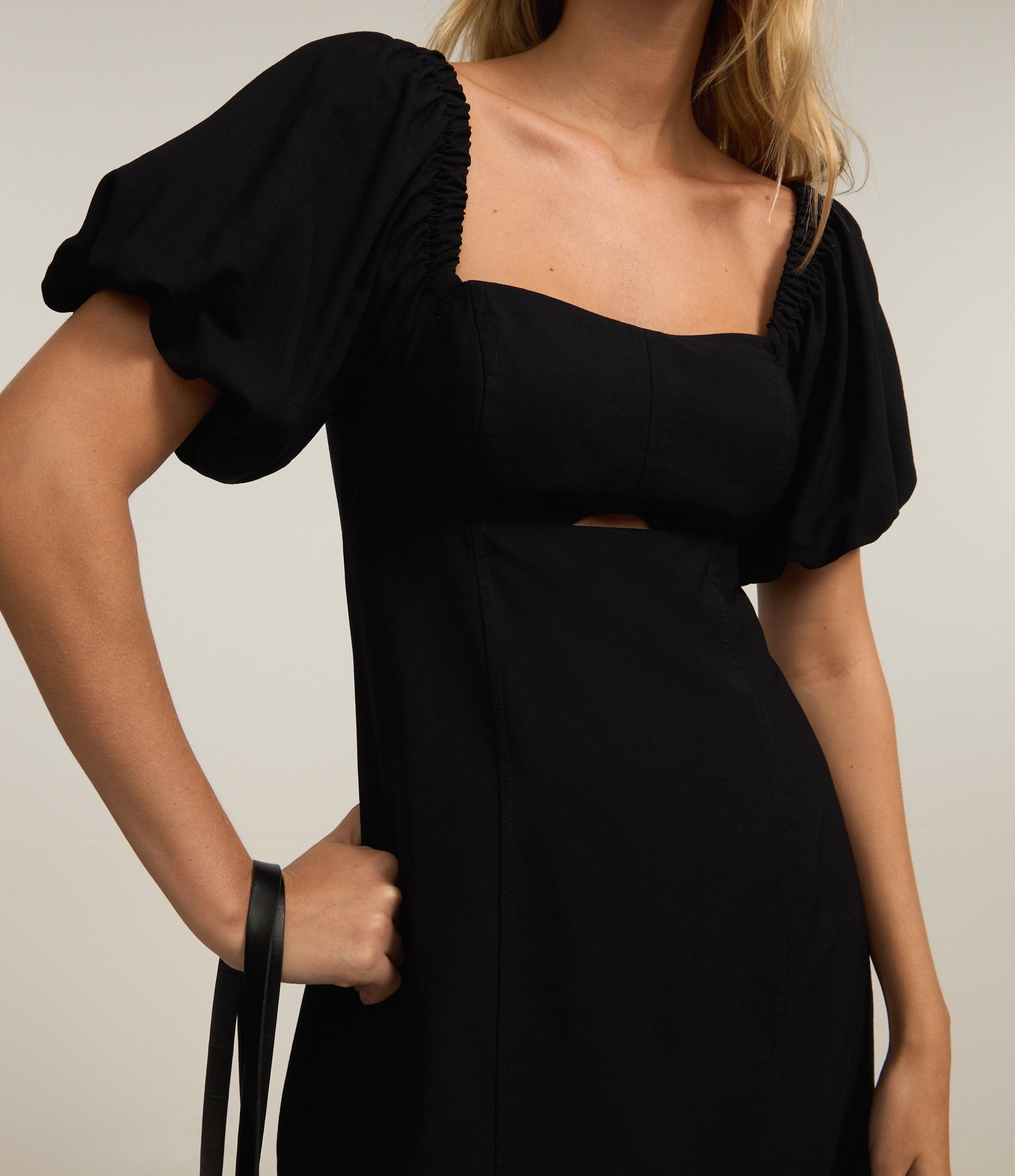 Vestido Curto em Tricoline com Manga Bufante Preto 4