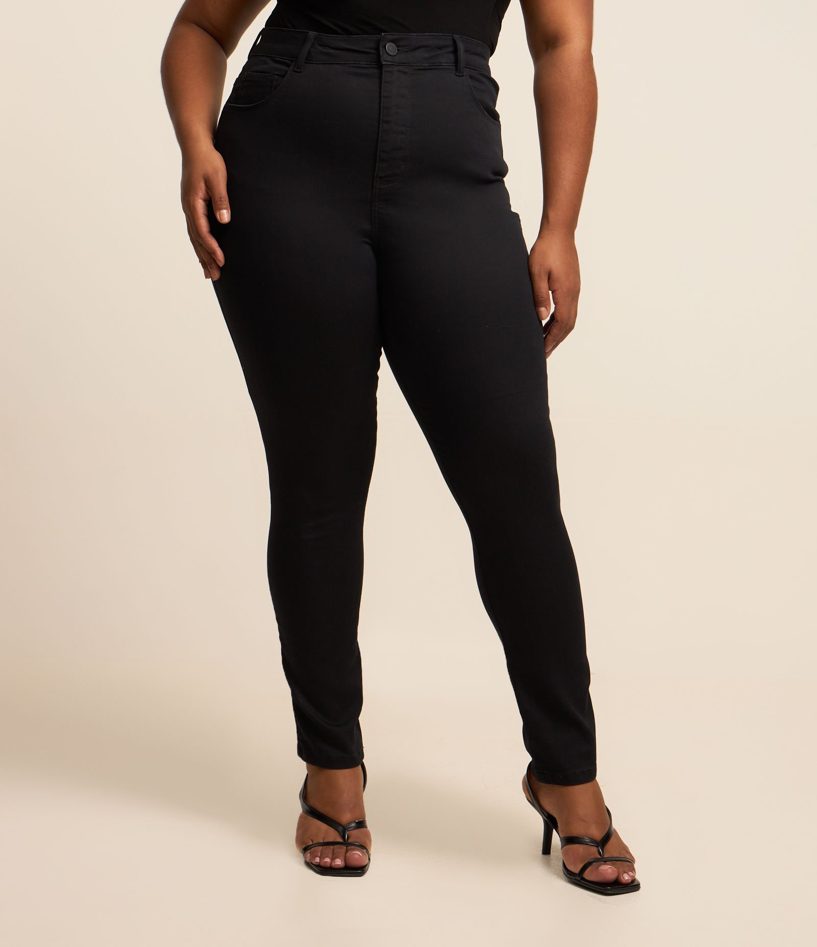 Calça Skinny Básica em Jeans Curve & Plus Size Preto 2