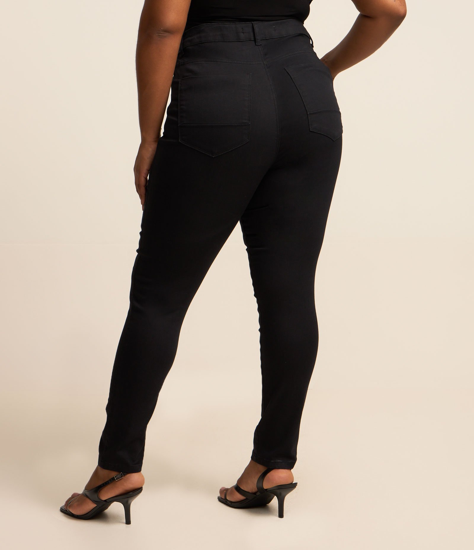 Calça Skinny Básica em Jeans Curve & Plus Size Preto 3