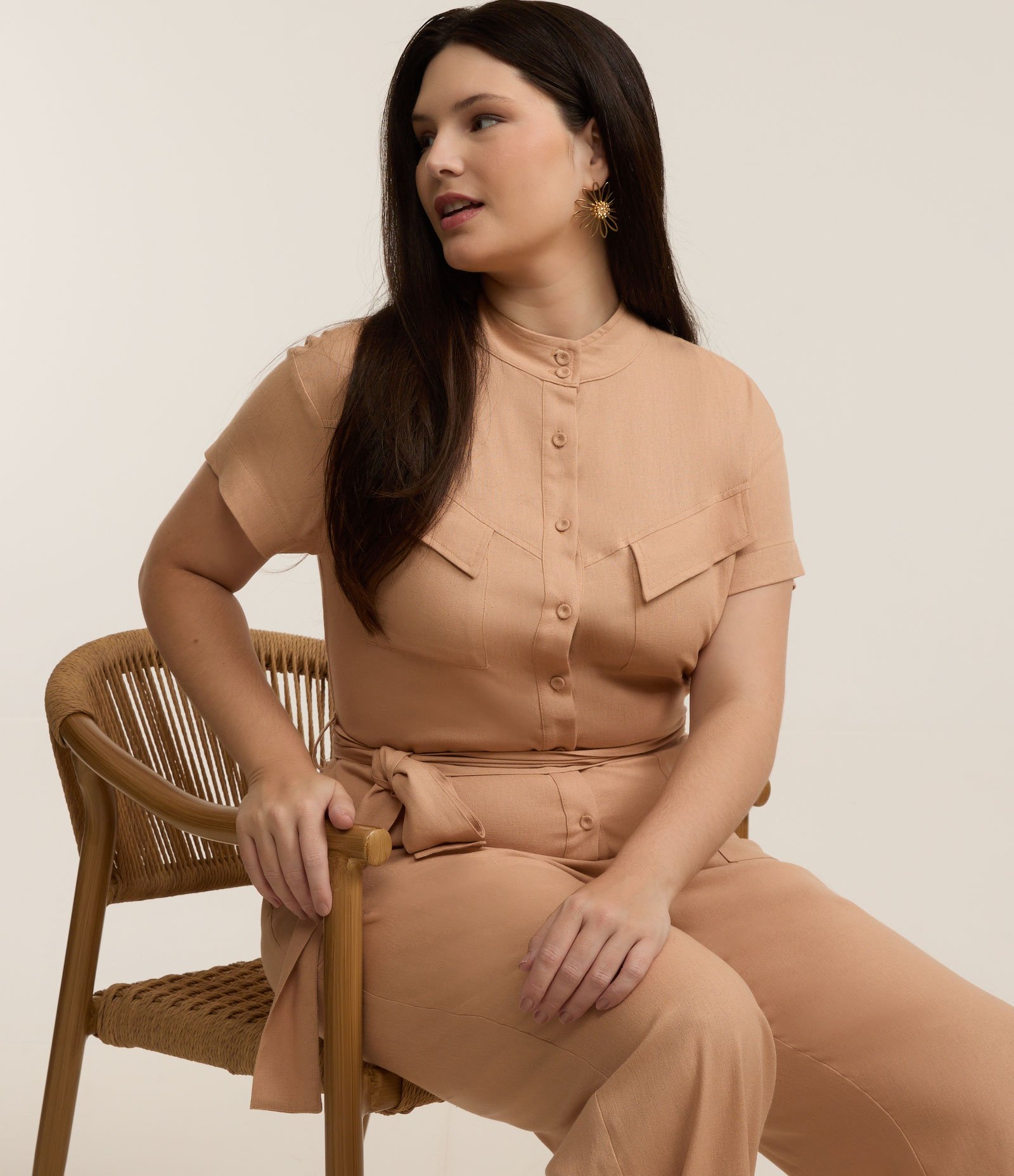 Macacão Utilitário em Viscose e Linho Curve e Plus Size Bege 1