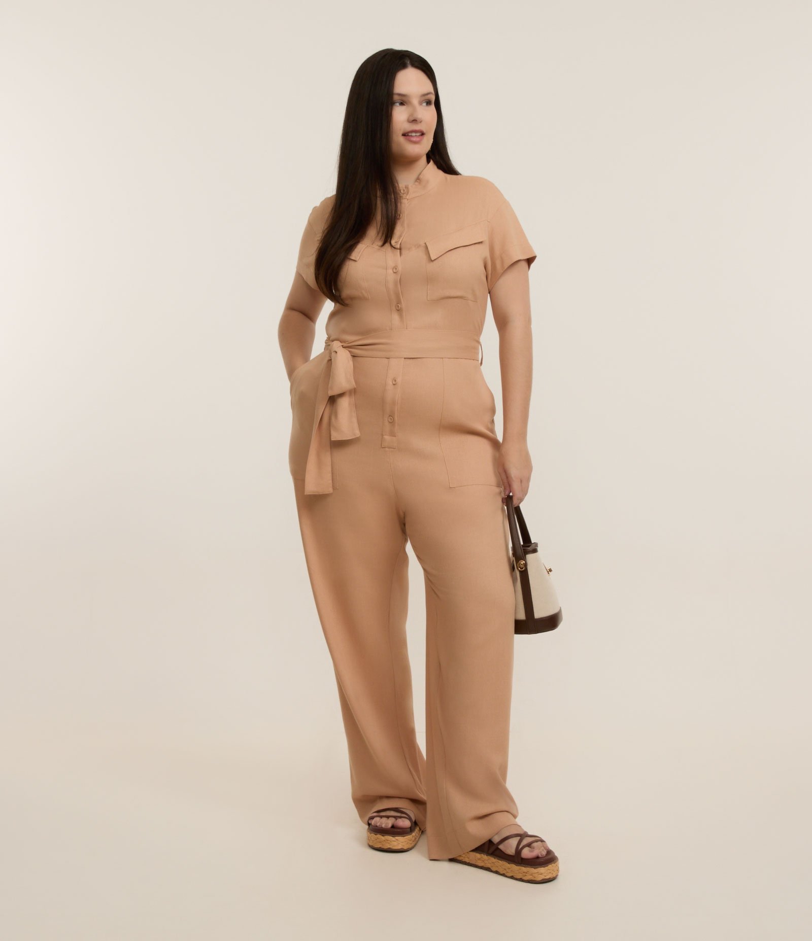 Macacão Utilitário em Viscose e Linho Curve e Plus Size Bege 2