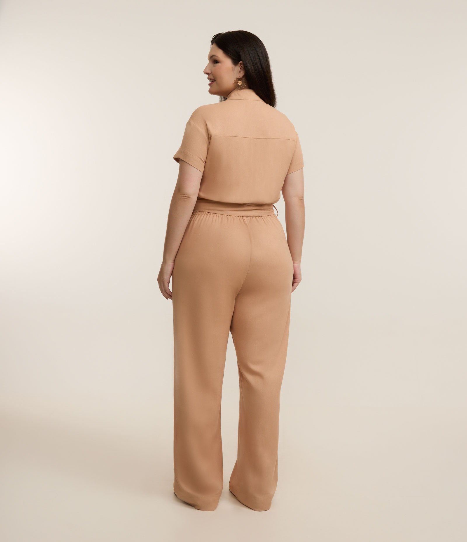 Macacão Utilitário em Viscose e Linho Curve e Plus Size Bege 3