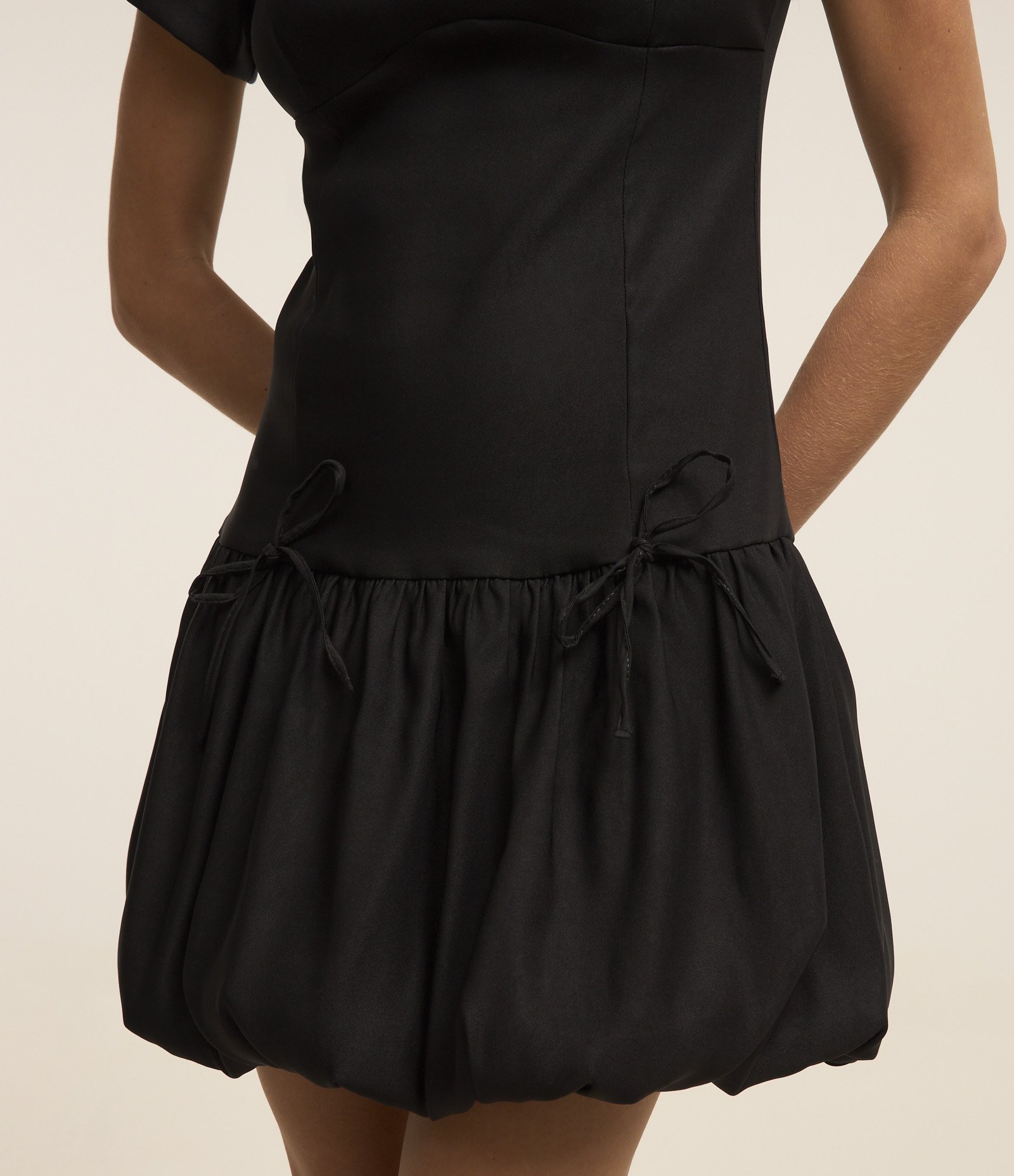 Vestido Balonê em Bengaline com Lacinhos na Cintura Preto 4