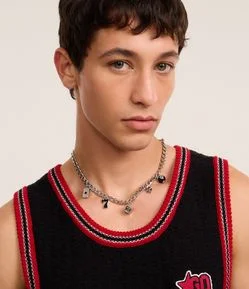 Colar em Metal com Corrente em Elos Grossos e Pingentes de Cassino