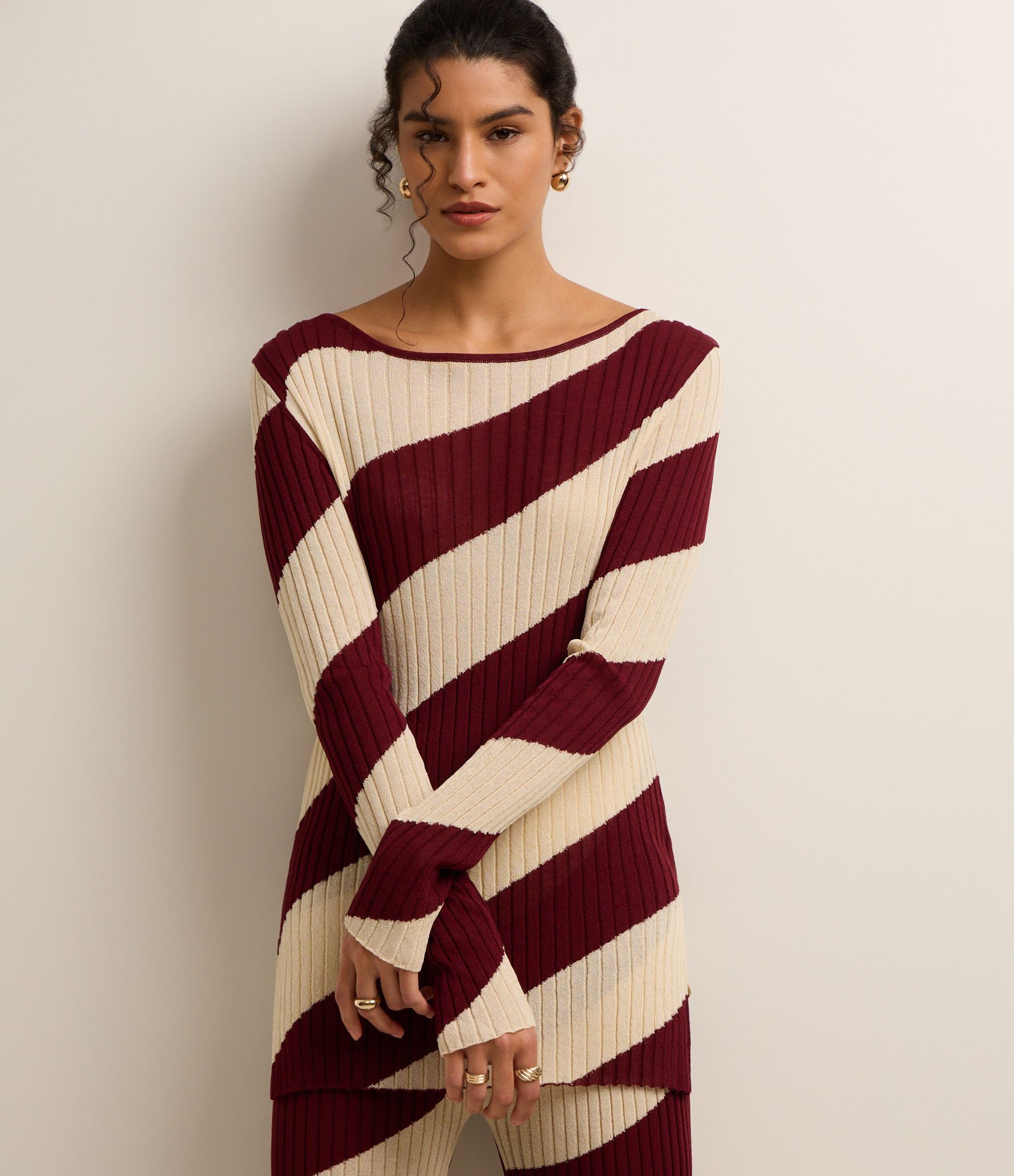 Suéter Slim em Tricô com Decote Canoa e Listras Espiral Marrom/Off White 1
